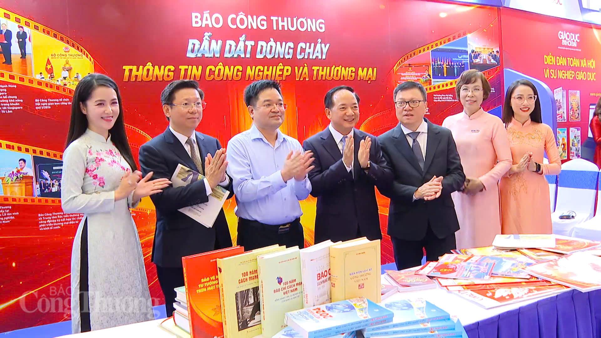 Các đại biểu đến thăm quan và bày tỏ ấn tượng với không gian trưng bày của Báo Công Thương, tại Hội Báo toàn quốc 2026.