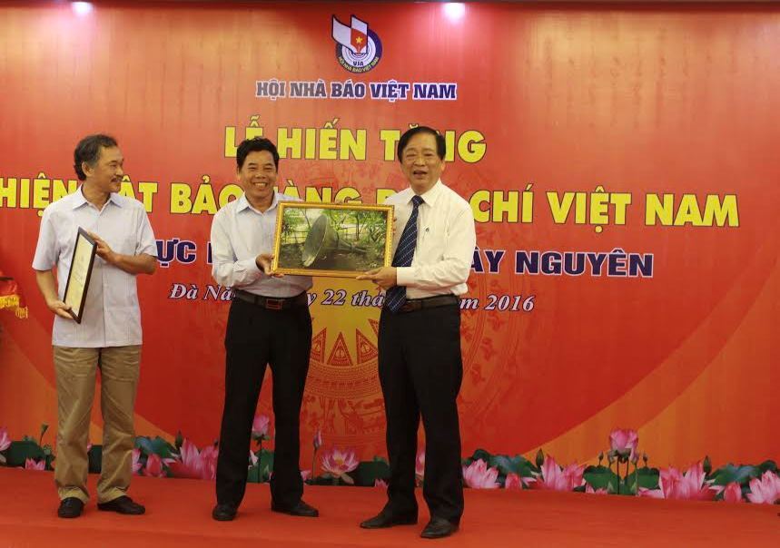 Nhà báo Trần Đăng Mậu (ở giữa) tại Lễ hiến tặng hiện vật cho Bảo tàng Báo chí Việt Nam năm 2016. Ảnh: TĐM