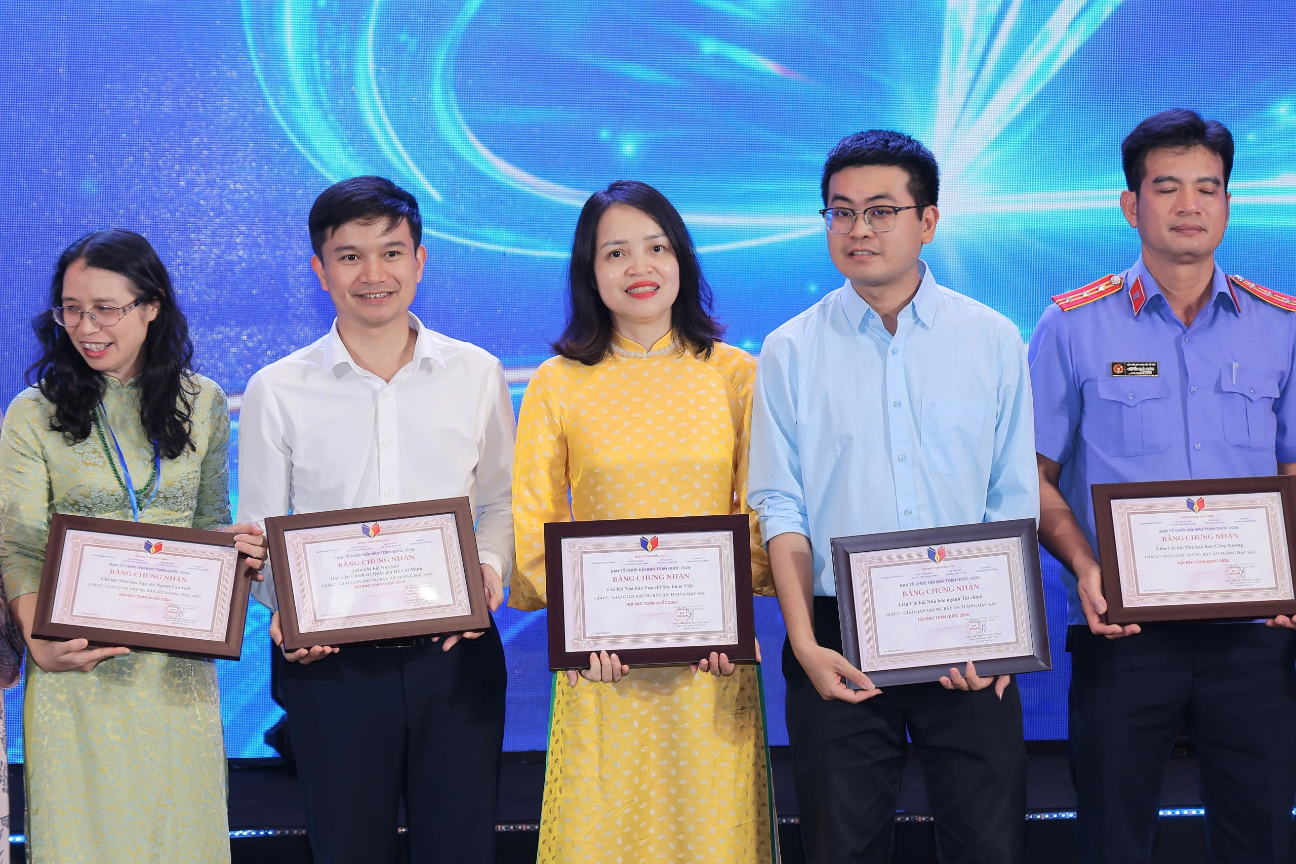 Nhà báo Nguyễn Thị Thùy Linh - Phó Tổng Biên tập Báo Công Thương (áo vàng) nhận Giải "Gian trưng bày ấn tượng đặc sắc" tại Hội Báo toàn quốc năm 2026.