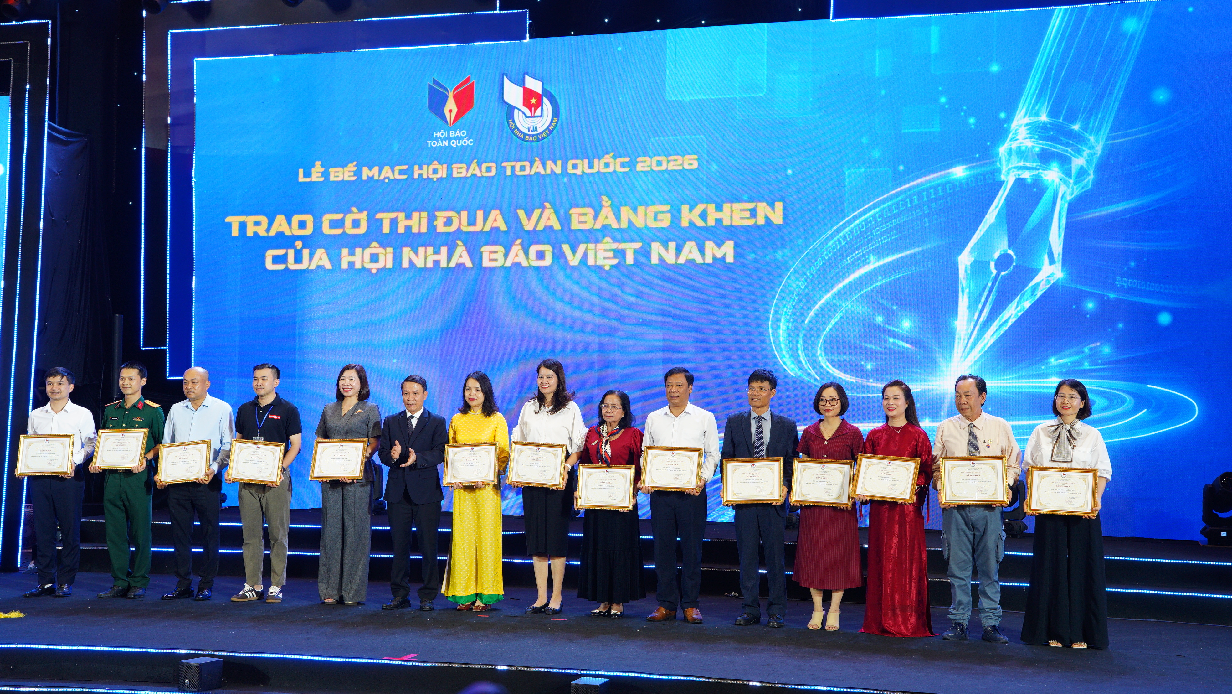 Nhà báo Nguyễn Thị Thùy Linh - Phó Tổng Biên tập Báo Công Thương (áo vàng) nhận Bằng khen tại Hội Báo toàn quốc 2026.