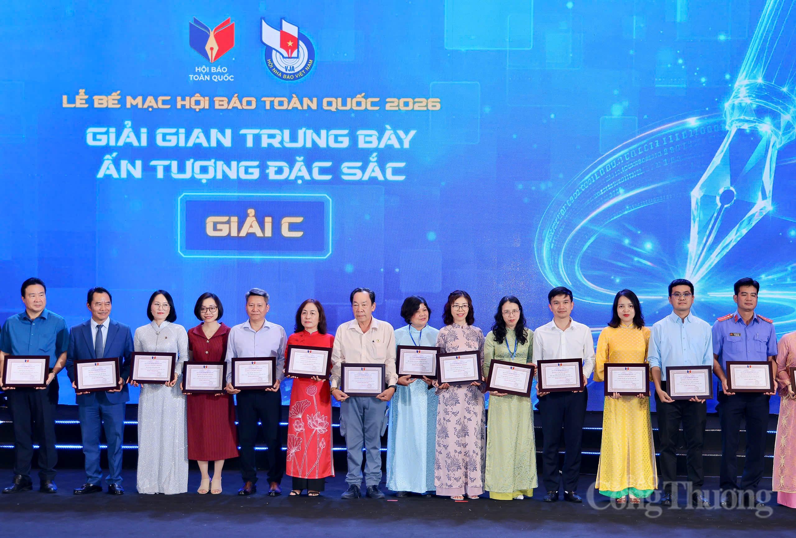 Nhà báo Nguyễn Thị Thùy Linh - Phó Tổng Biên tập Báo Công Thương (áo vàng) nhận Giải "Gian trưng bày ấn tượng đặc sắc" tại Hội Báo toàn quốc năm 2026.