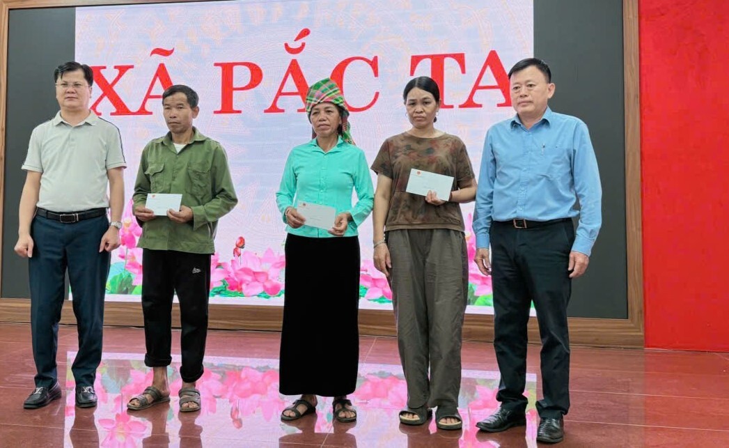 Phó Vụ trưởng Vụ Tuyên truyền công tác dân tộc, tôn giáo Ma Thế Luận thăm hỏi 03 hộ có người tử vong do sạt lở đất tại xã Pắc Ta. Ảnh: Cổng TT Bộ DT&TG