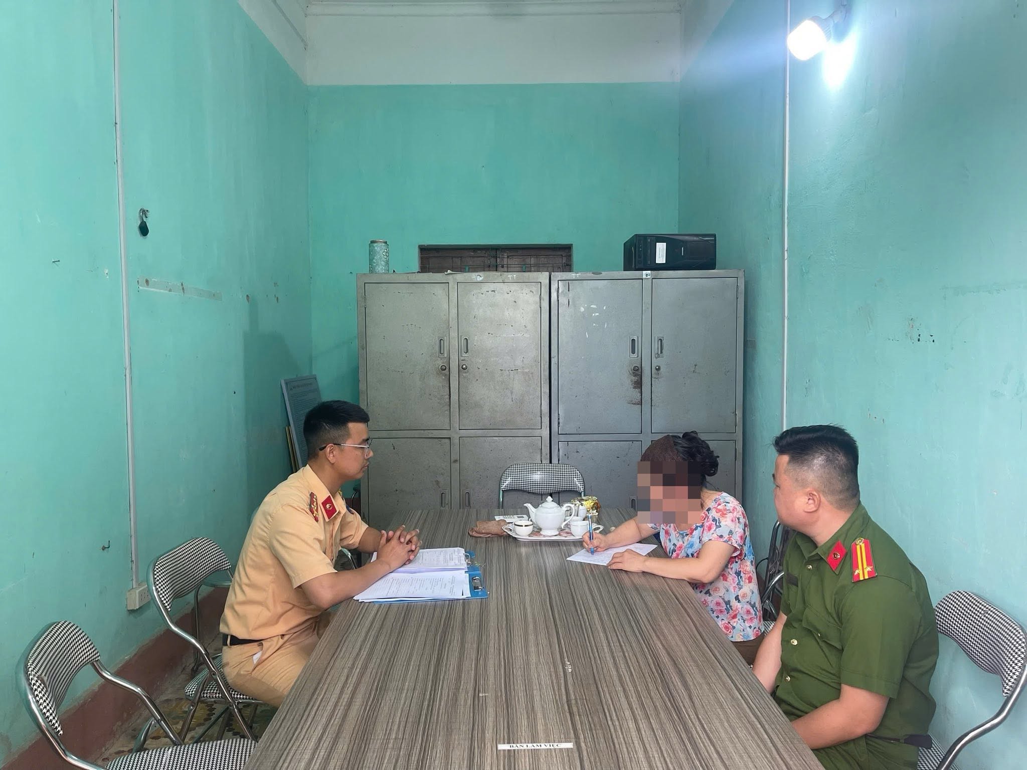Lạng Sơn: Đứng livestream tập thể dục giữa đường ray, người phụ nữ bị xử phạt