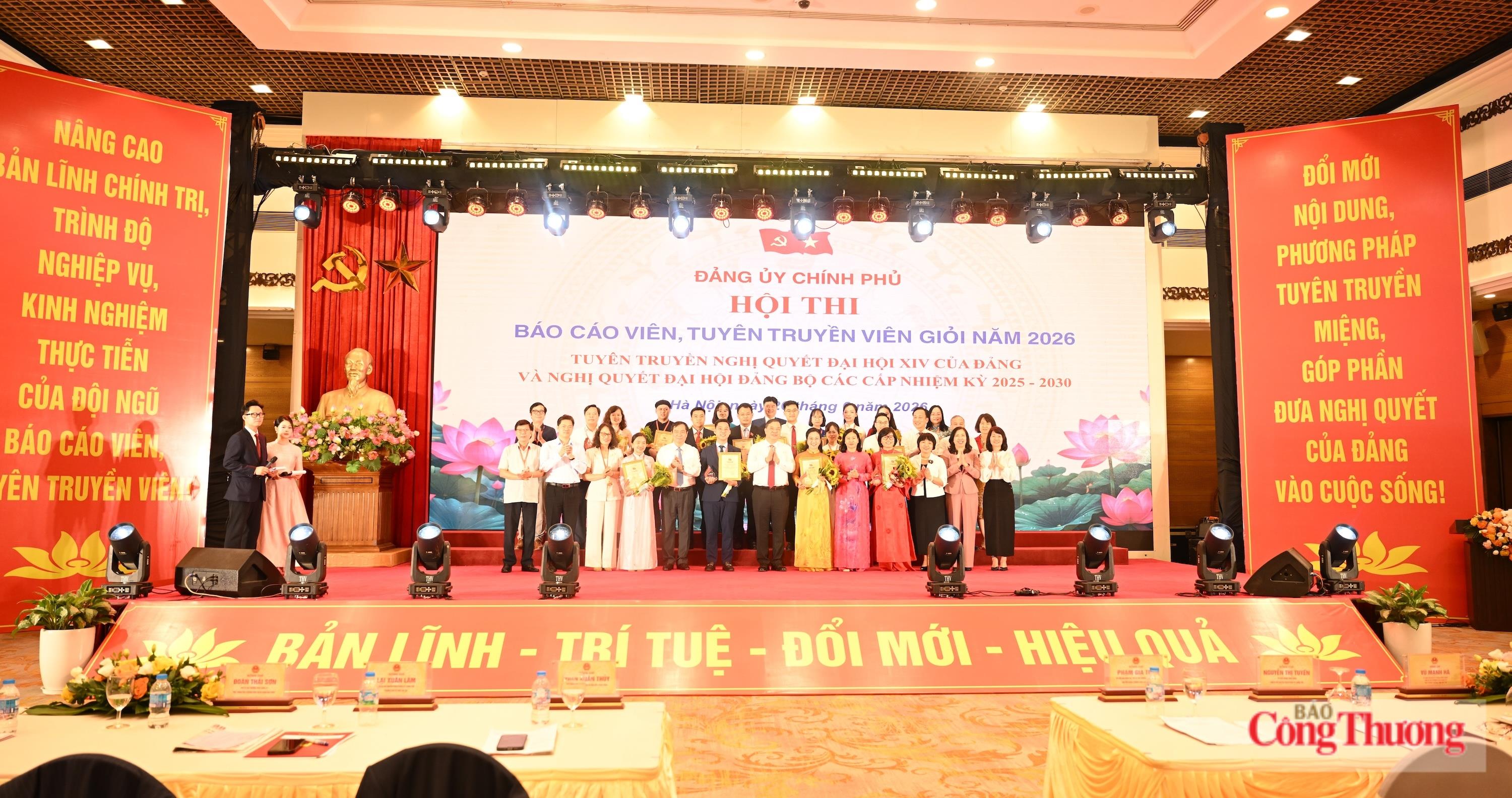 Đồng chí Phạm Gia Túc, Ủy viên Bộ Chính trị, Phó Bí thư Thường trực Đảng ủy Chính phủ, Phó Thủ tướng Thường trực Chính phủ cùng các đại biểu, thí sinh đoạt giải tại hội thi. Ảnh: Nguyên Khánh.