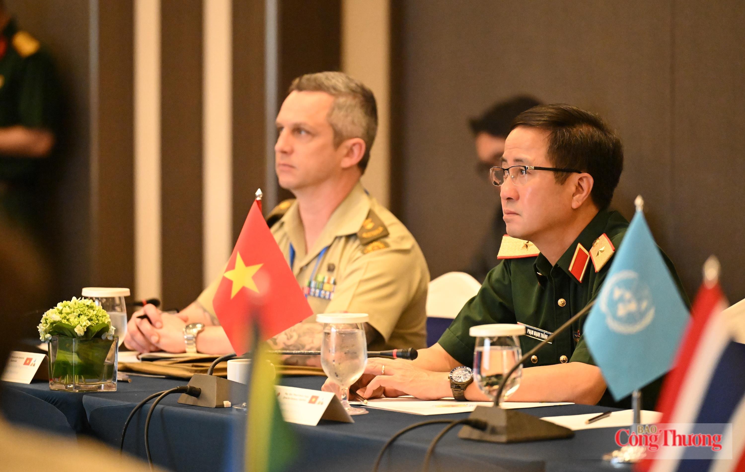 Thiếu tướng Phạm Mạnh Thắng, Cục trưởng Cục Gìn giữ hòa bình Việt Nam (bên phải) và đại biểu tại hội thảo. Ảnh: Nguyên Khánh