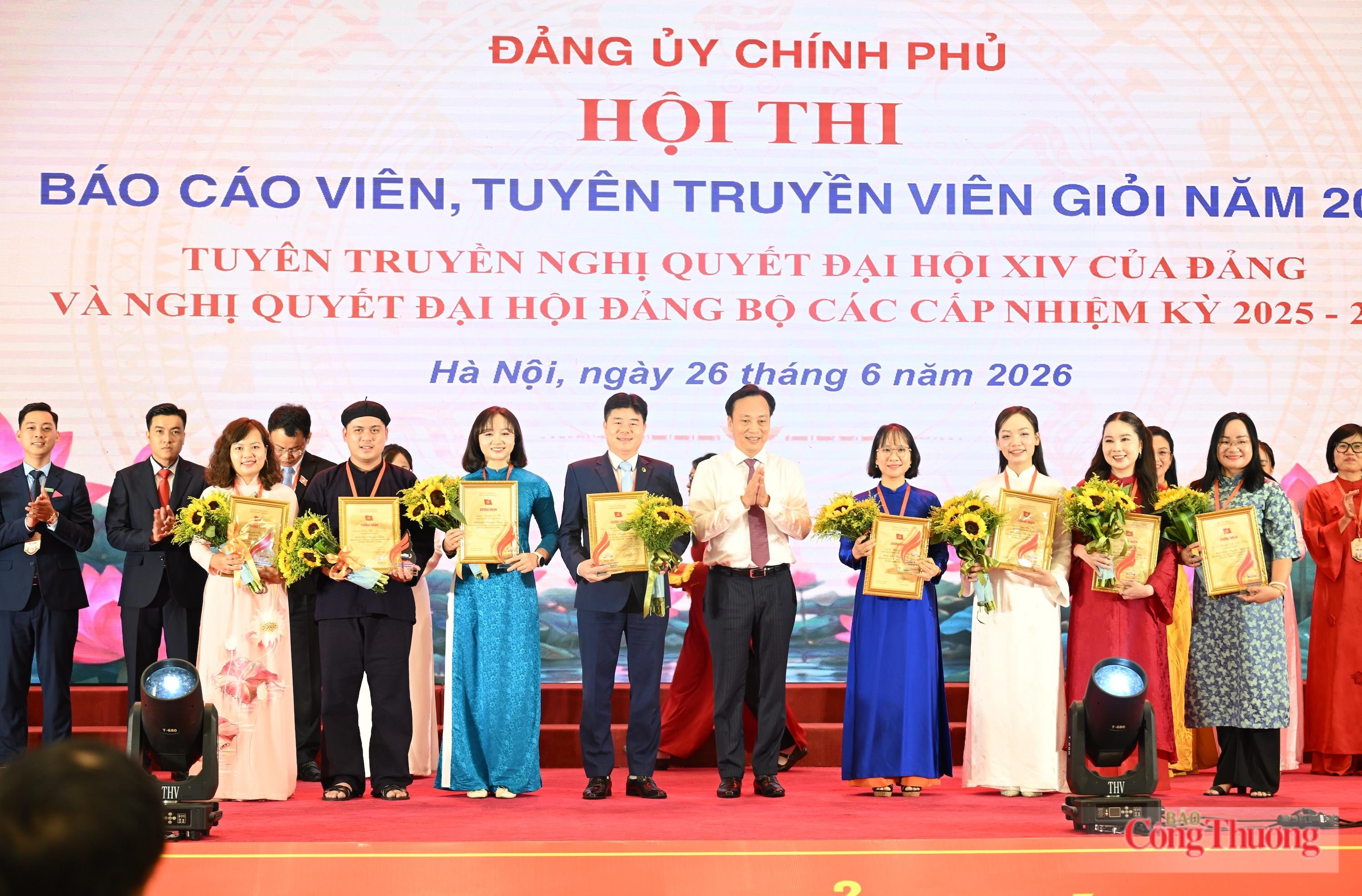Đồng chí Lại Xuân Lâm, Phó Bí thư Đảng ủy Chính phủ, Trưởng Ban tổ chức hội thi trao Giấy chứng nhận và tặng hoa cho 08 thí sinh đoạt giải Khuyến khích tại hội thi. Ảnh: Nguyên Khánh