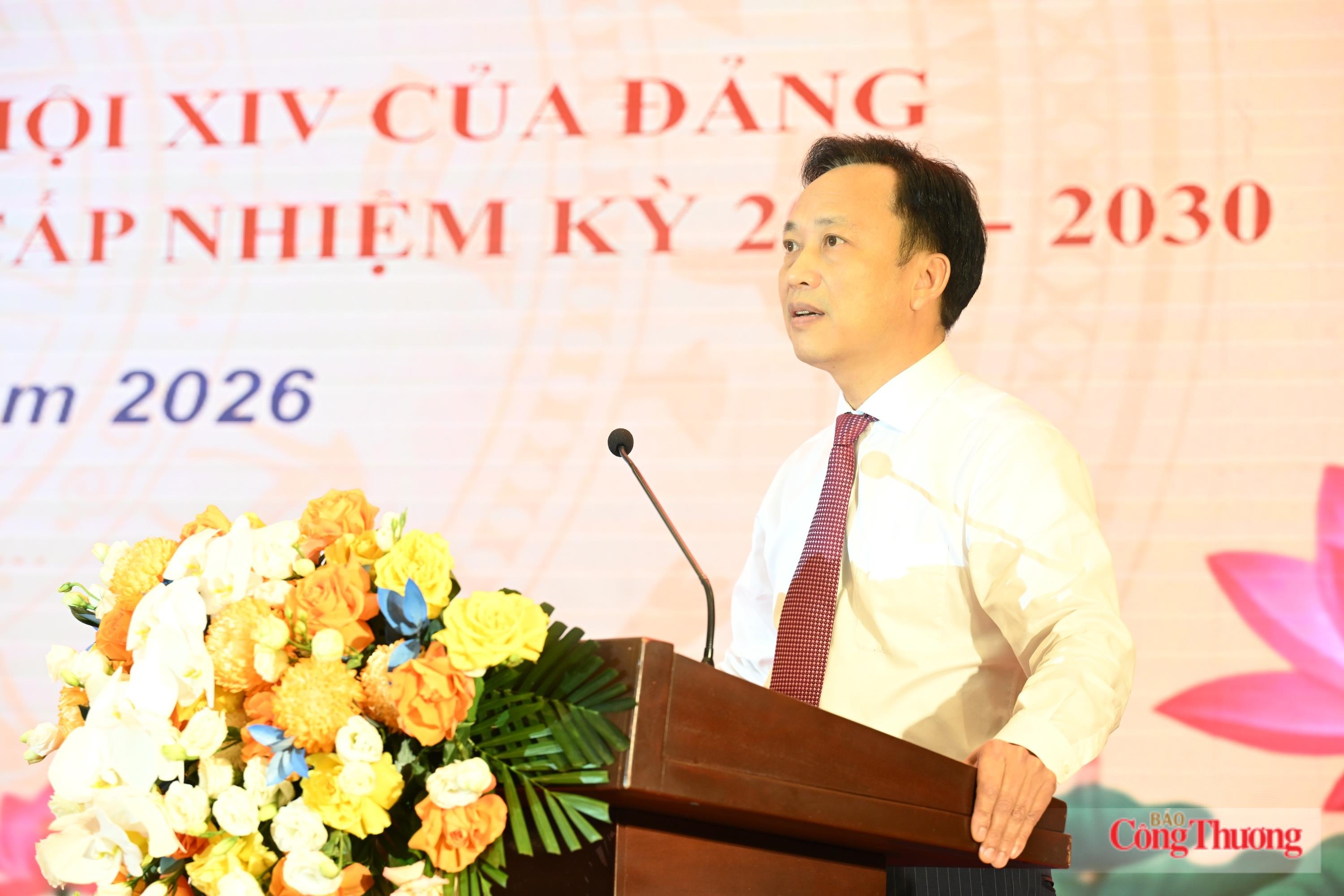 Đồng chí Lại Xuân Lâm, Phó Bí thư Đảng ủy Chính phủ, Trưởng Ban tổ chức trình bày báo cáo tổng kết quá trình chuẩn bị và kết quả hội thi. Ảnh: Nguyên Khánh