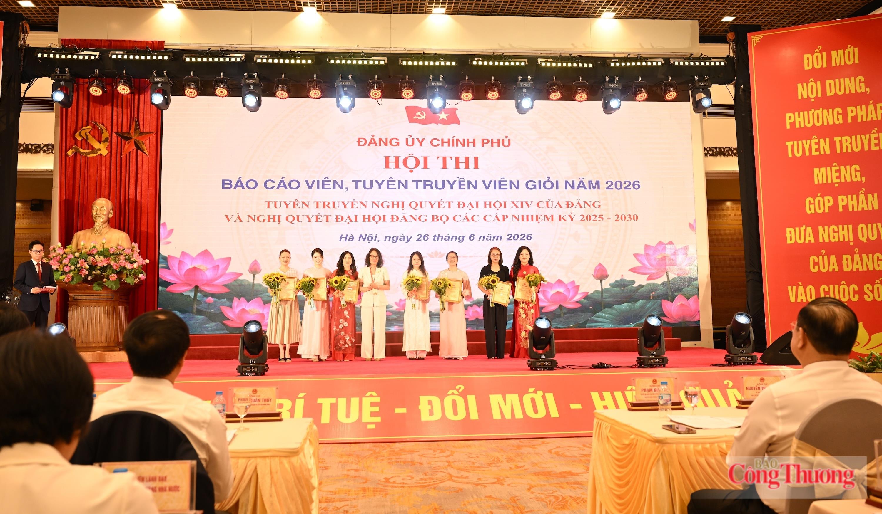 Bà Hà Thị Trang Phó Trưởng ban Thường trực Ban Tuyên giáo và Dân vận Đảng ủy Chính phủ, Phó trưởng Ban tổ chức hội thi trao chứng nhận và tặng hoa 8 thí sinh tham gia phần thi Soạn đề cương. Ảnh: Nguyên Khánh