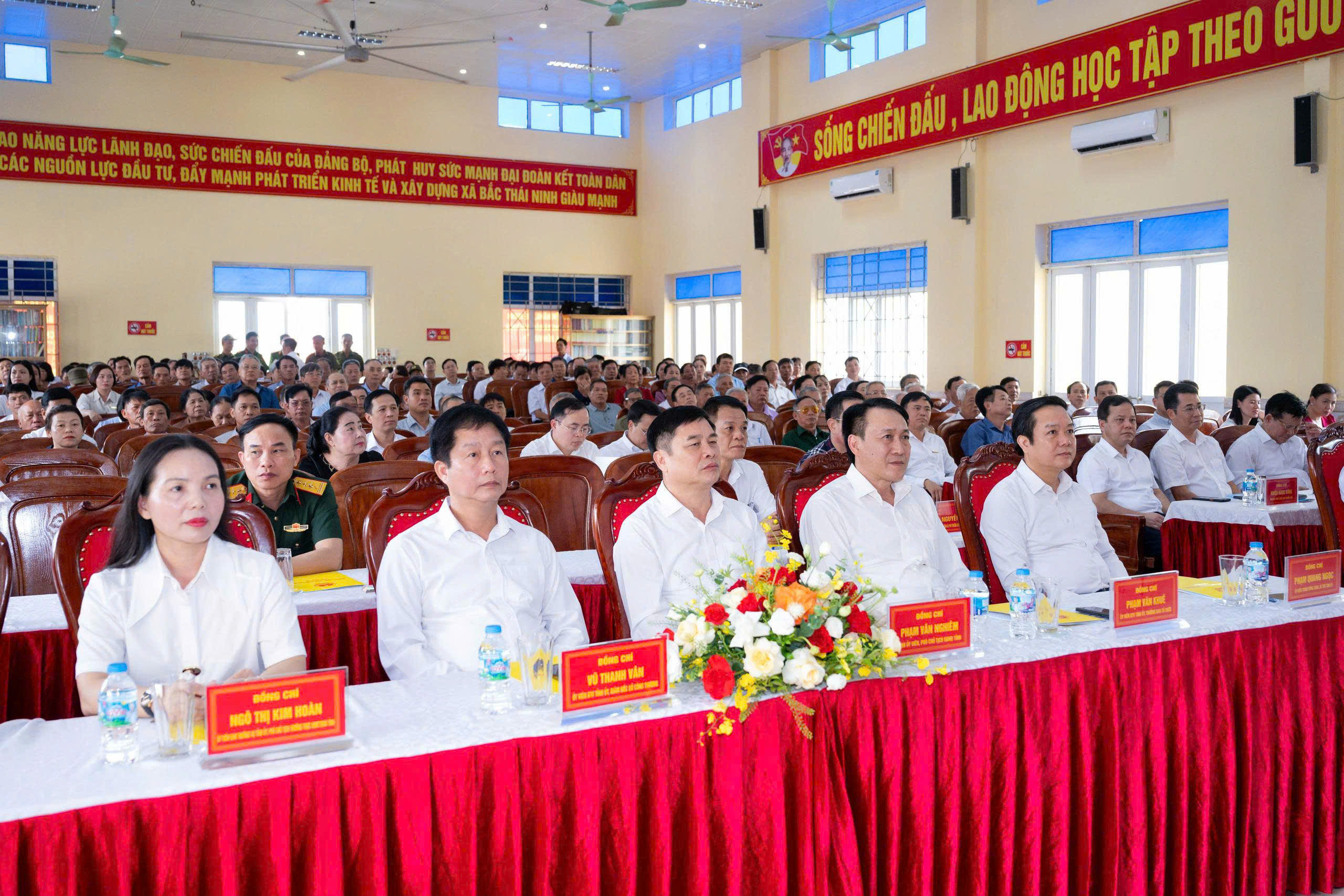 Ông Phạm Quang Ngọc, Bí thư Tỉnh ủy Hưng Yên và các lãnh đạo tỉnh, sở, ngành tham dự hội nghị.