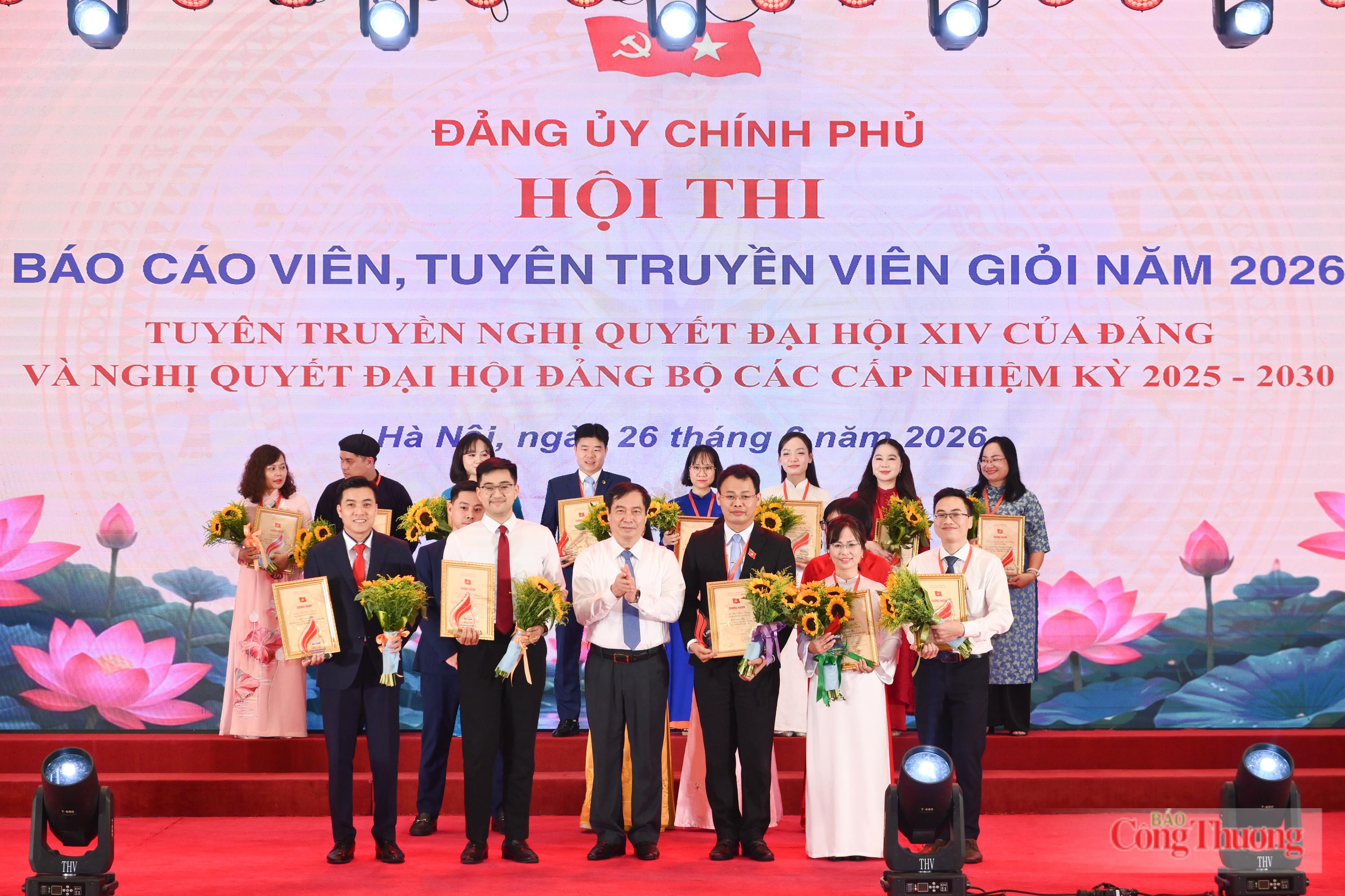 Đồng chí Phan Xuân Thủy, Phó Trưởng Ban Tuyên giáo và Dân vận Trung ương trao Giấy chứng nhận và tặng hoa cho 05 thí sinh đoạt giải Ba. Thí sinh Nguyễn Sĩ Cường (phóng viên Báo Công Thương, ngoài cùng bìa phải), báo cáo viên của Đảng bộ Bộ Công Thương là 1 trong 5 thí sinh. Ảnh: Nam Nguyễn