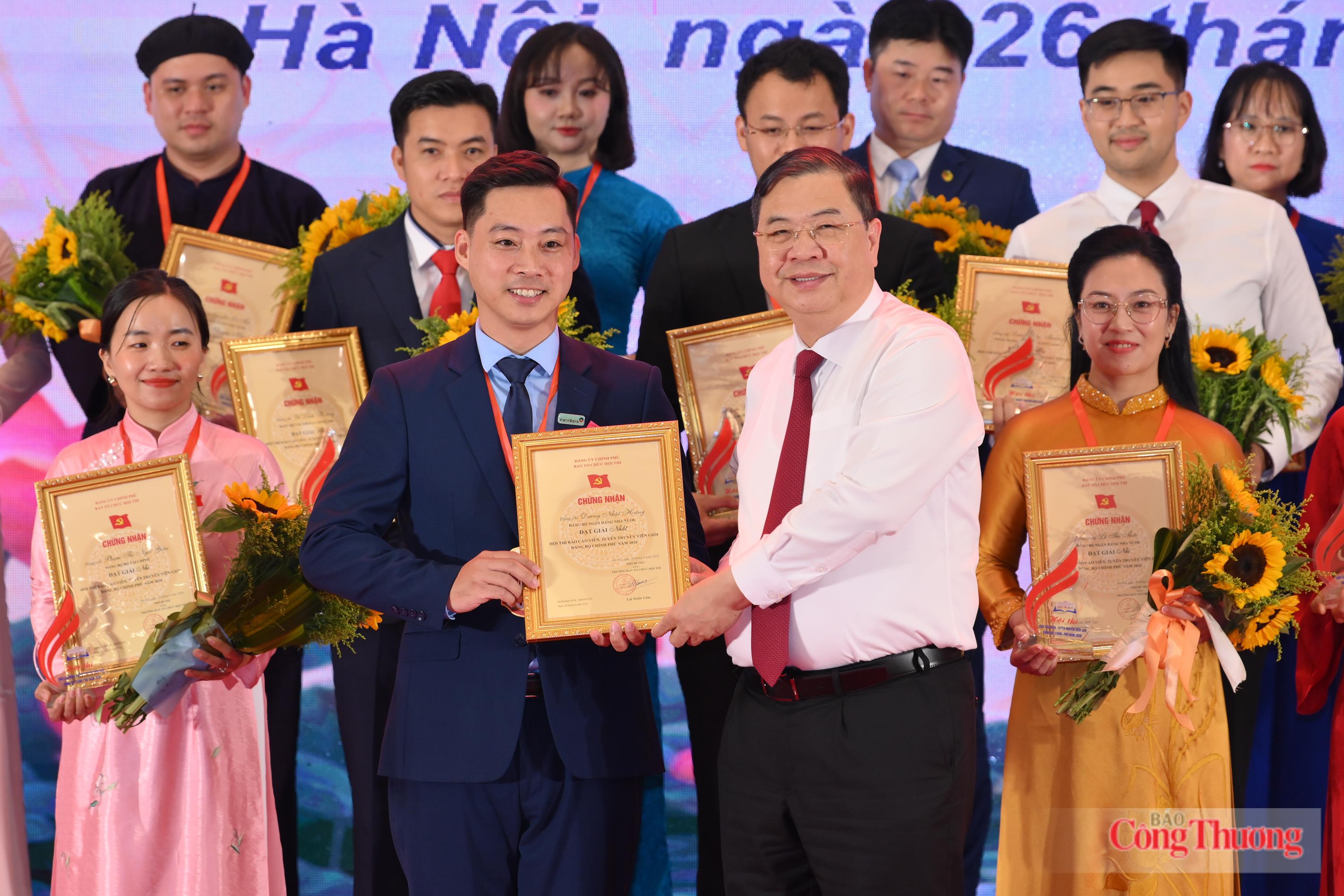 Đồng chí Phạm Gia Túc, Ủy viên Bộ Chính trị, Phó Bí thư Thường trực Đảng ủy Chính phủ, Phó Thủ tướng Thường trực Chính phủ trao Giấy chứng nhận, tặng hoa và chúc mừng thí sinh Dương Nhật Hoàng, báo cáo viên Đảng bộ Ngân hàng Nhà nước Việt Nam đoạt giải Nhất hội thi. Ảnh: Nam Nguyễn