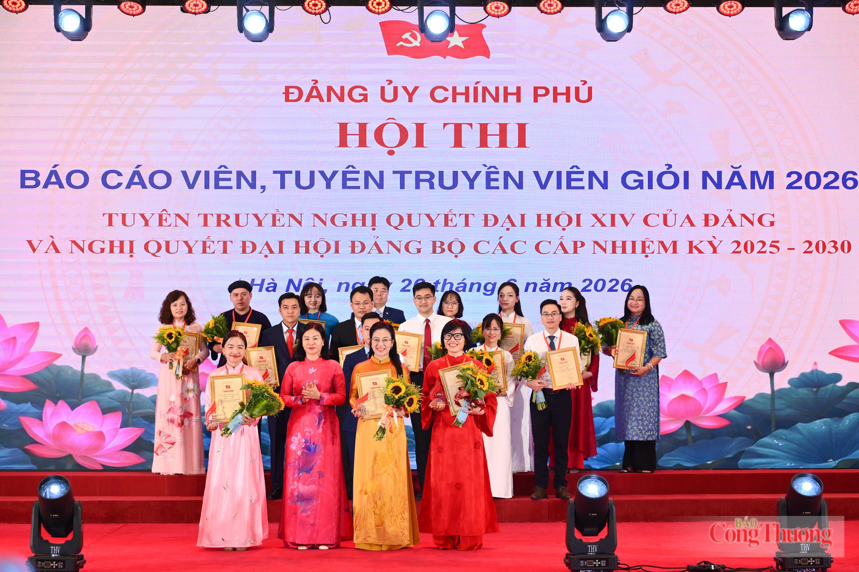Đồng chí Nguyễn Thị Tuyến, Ủy viên Ban Chấp hành Trung ương Đảng, Phó Bí thư chuyên trách Đảng ủy Chính phủ trao Giấy chứng nhận và tặng hoa cho 03 thí sinh đoạt giải Nhì. Ảnh: Nam Nguyễn