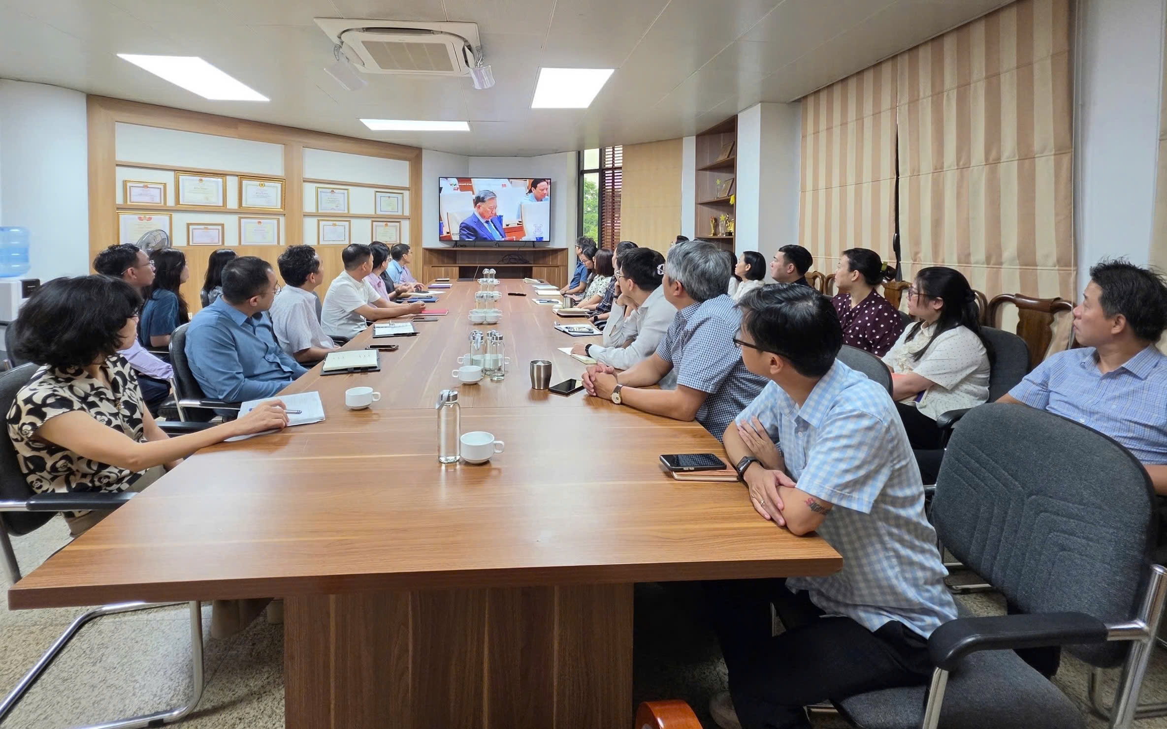 Cục Thương mại điện tử và Kinh tế số học tập Nghị quyết số 10-NQ/TW. Ảnh: Nguyên Thảo