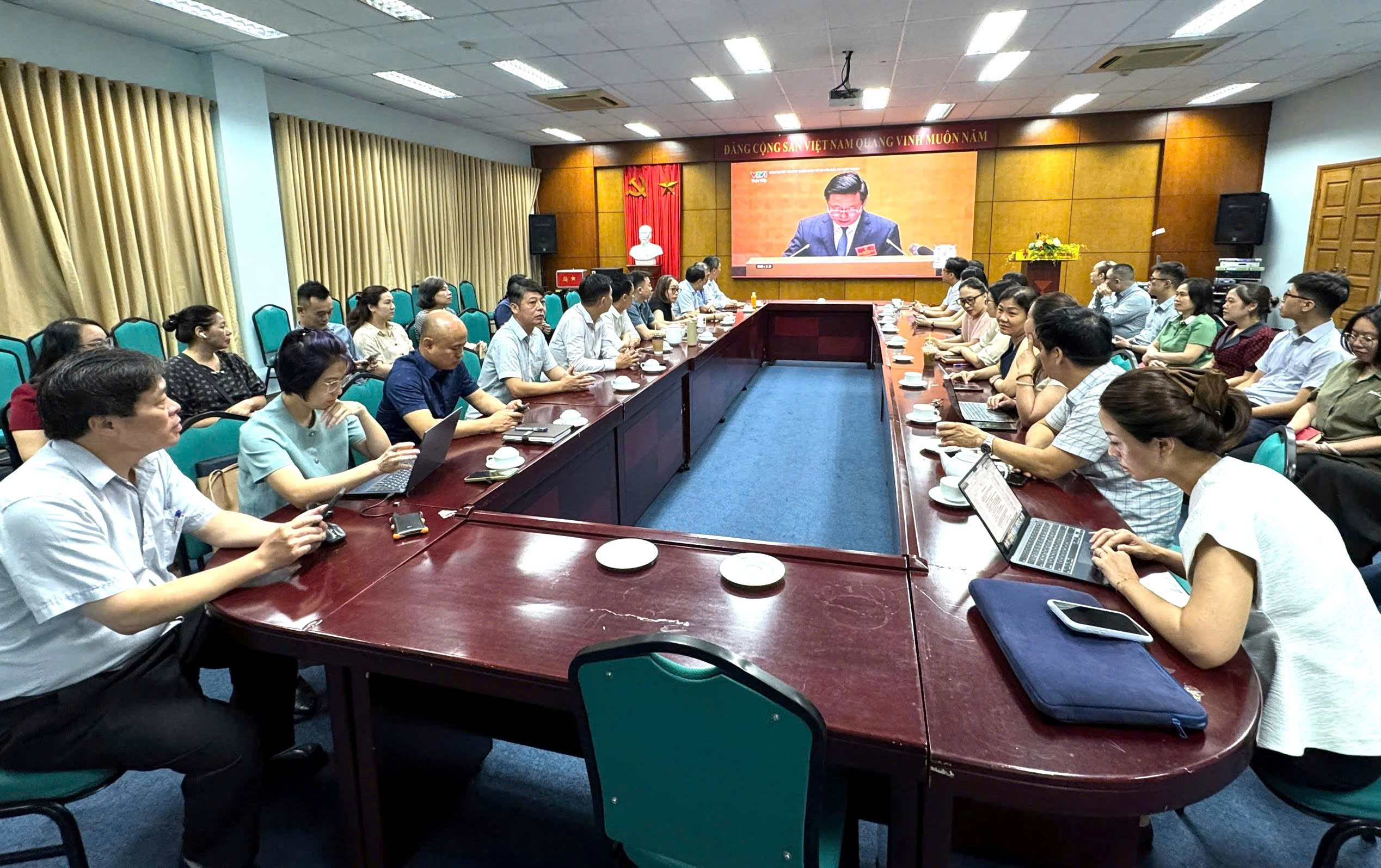 Đảng bộ Cục Xúc tiến thương mại học tập Nghị quyết số 10-NQ/TW. Ảnh: Nguyên Thảo