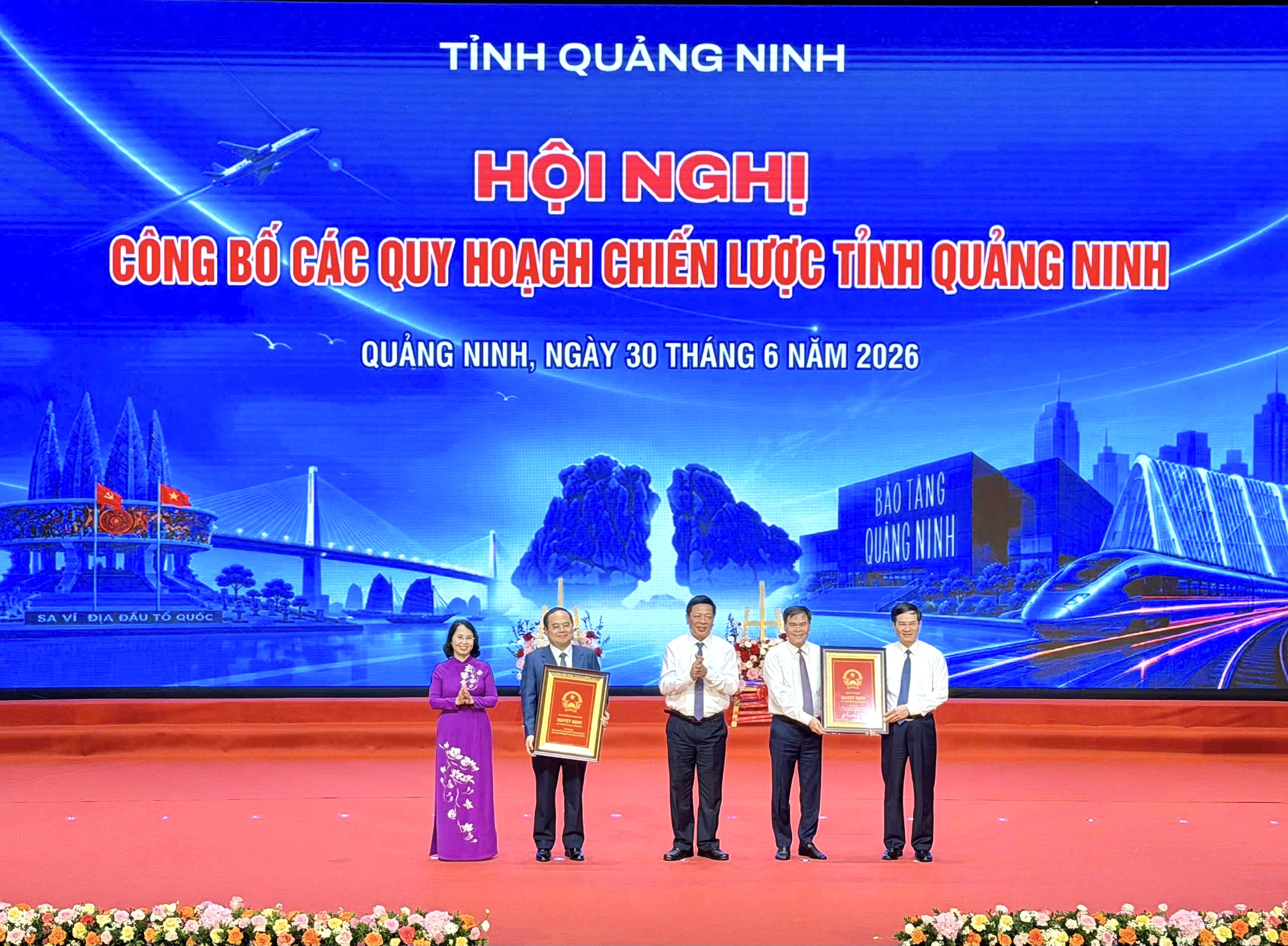 Quảng Ninh công bố quy hoạch chiến lược và trao 18 dự án đầu tư