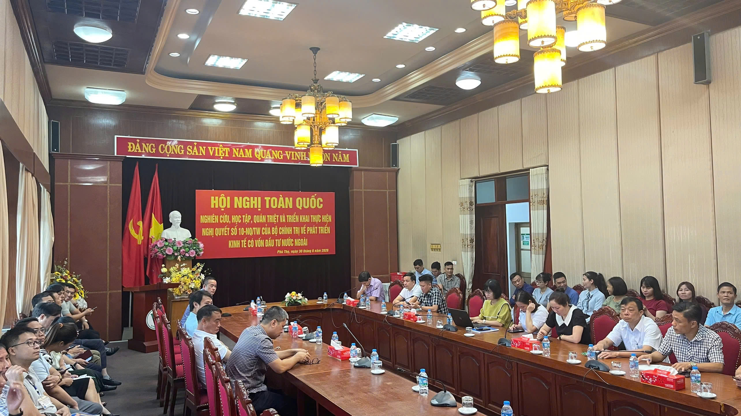 Đảng bộ Tổng công ty Giấy Việt Nam học tập Nghị quyết số 10-NQ/TW. Ảnh: Nguyên Thảo
