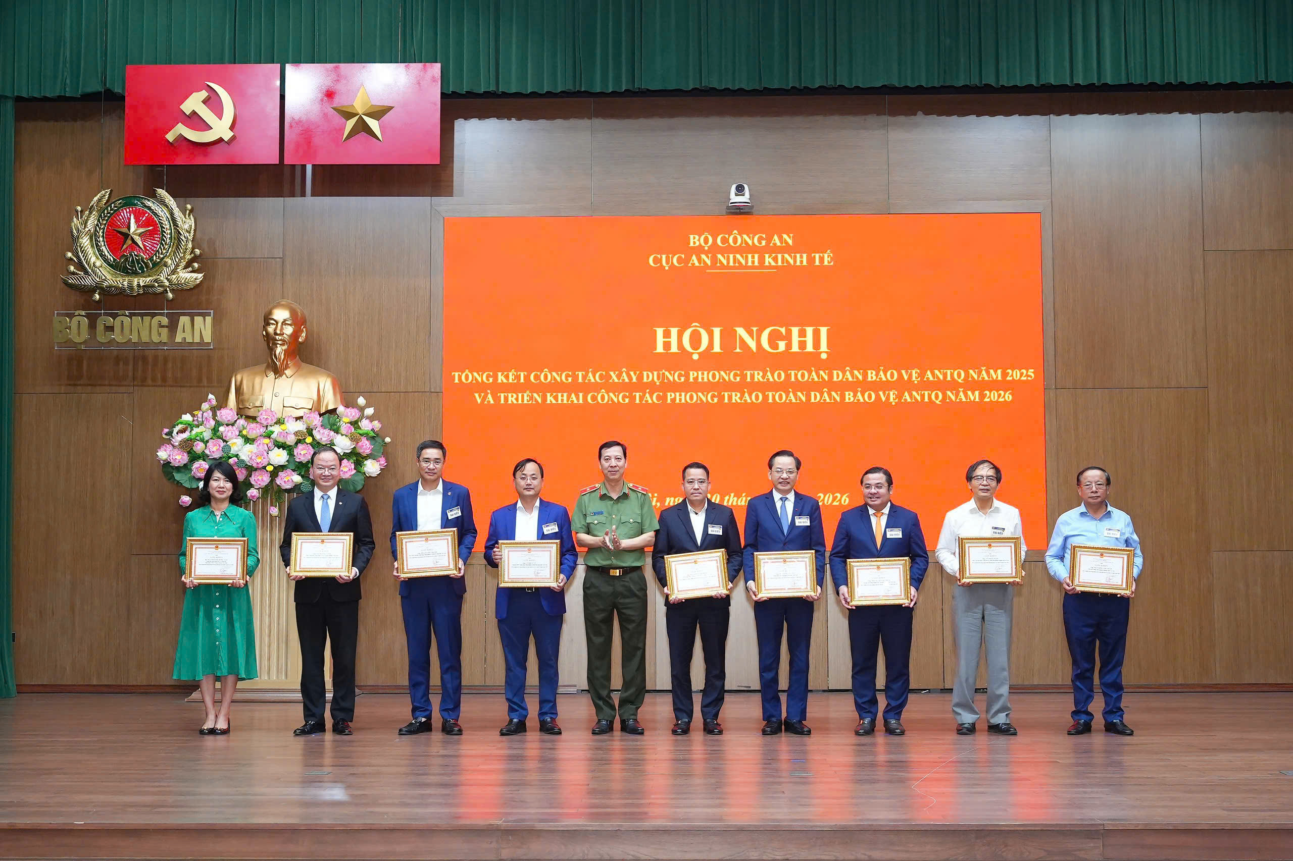 Vinachem và nhiều cá nhân được khen thưởng về phong trào bảo vệ an ninh Tổ quốc