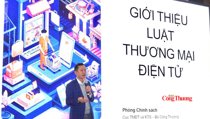 Đại diện Cục Thương mại điện tử và Kinh tế số (Bộ Công Thương) giới thiệu Luật Thương mại điện tử.