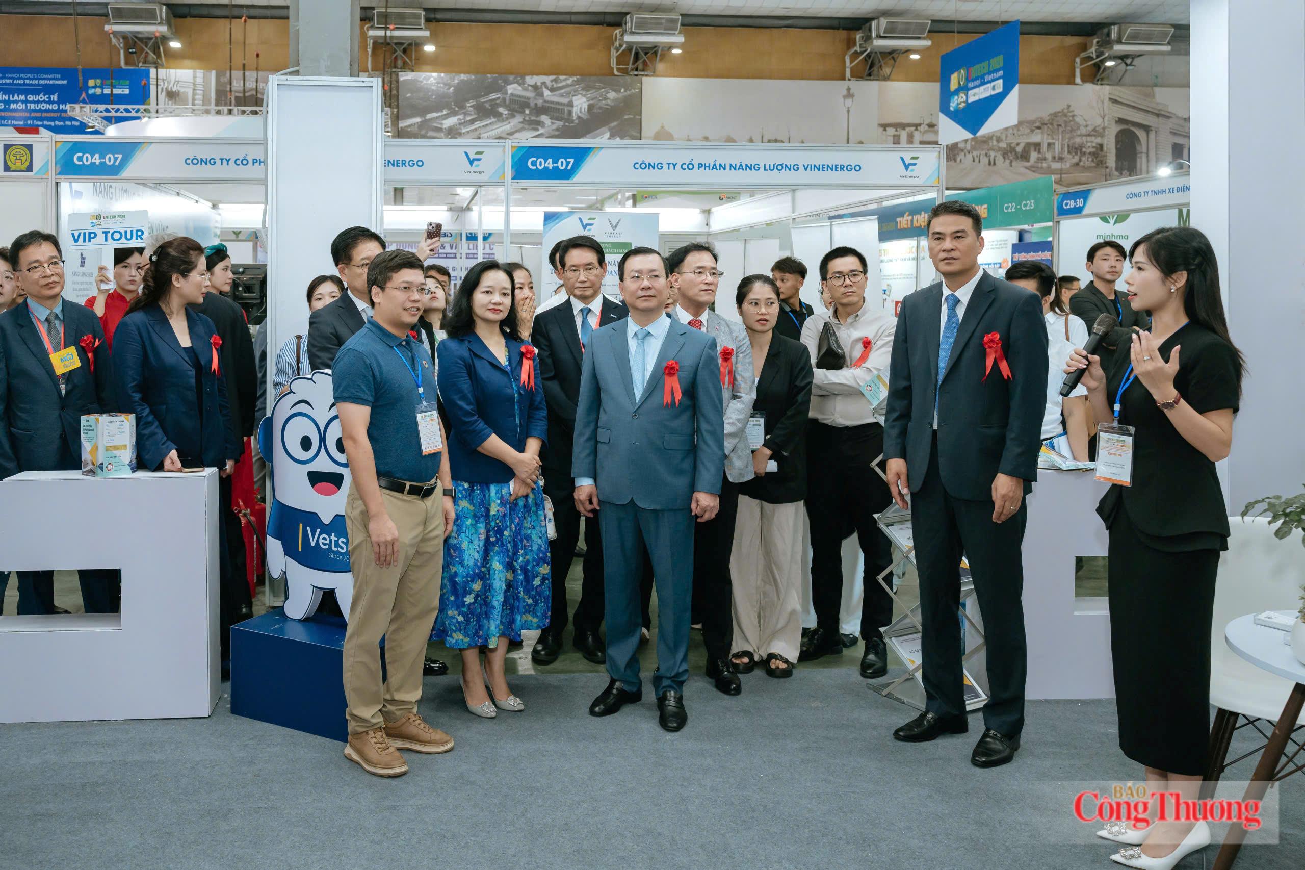 Lãnh đạo Bộ Công Thương và UBND thành phố Hà Nội thăm quan các gian hàng tại ENTECH HANOI 2026