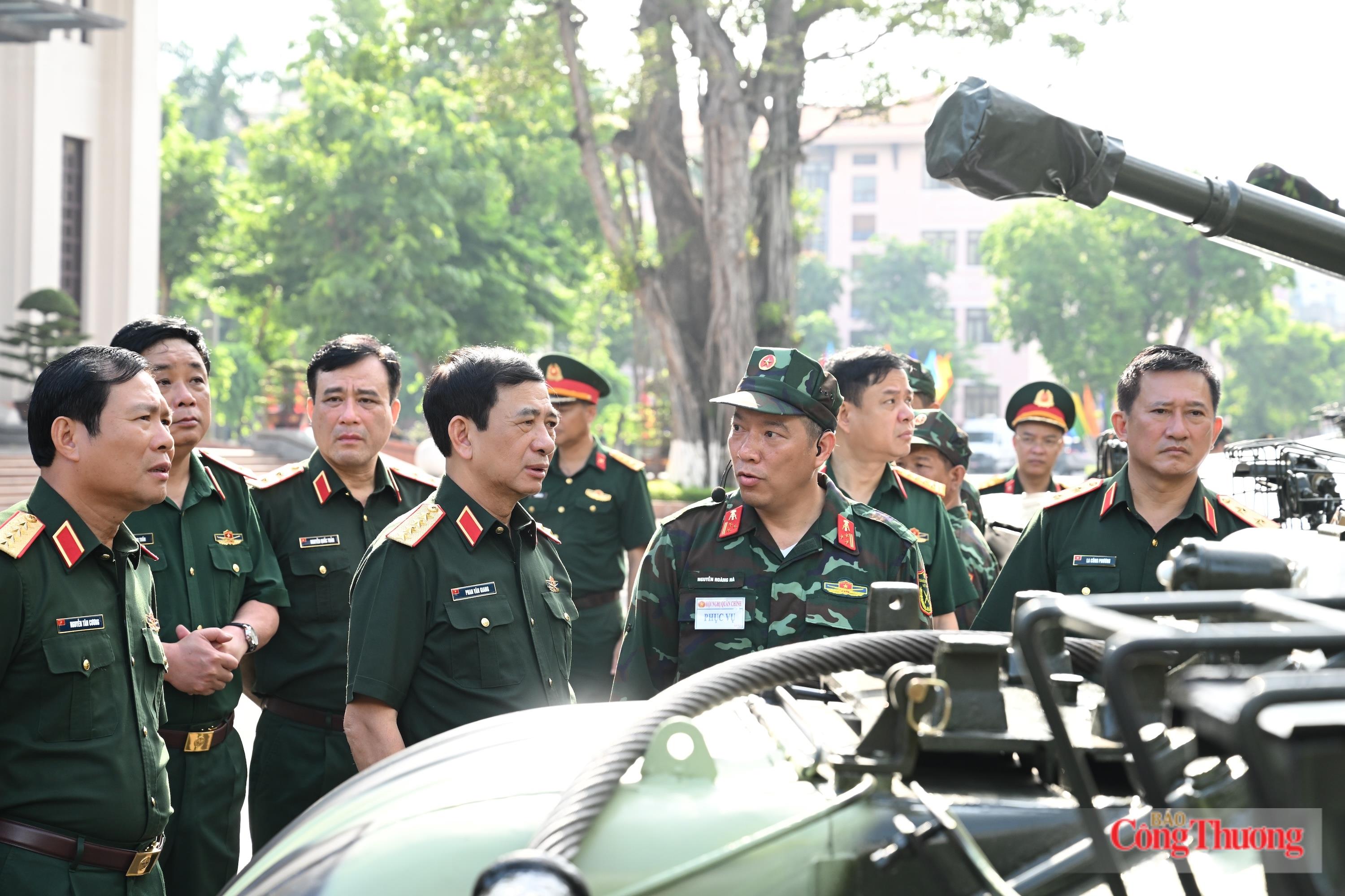 Đại tướng Phan Văn Giang, Ủy viên Bộ Chính trị, Phó Bí thư Quân ủy Trung ương, Phó Thủ tướng Chính phủ, Bộ trưởng Bộ Quốc phòng cùng các đại biểu tham quan dàn khí tài trước hội nghị.