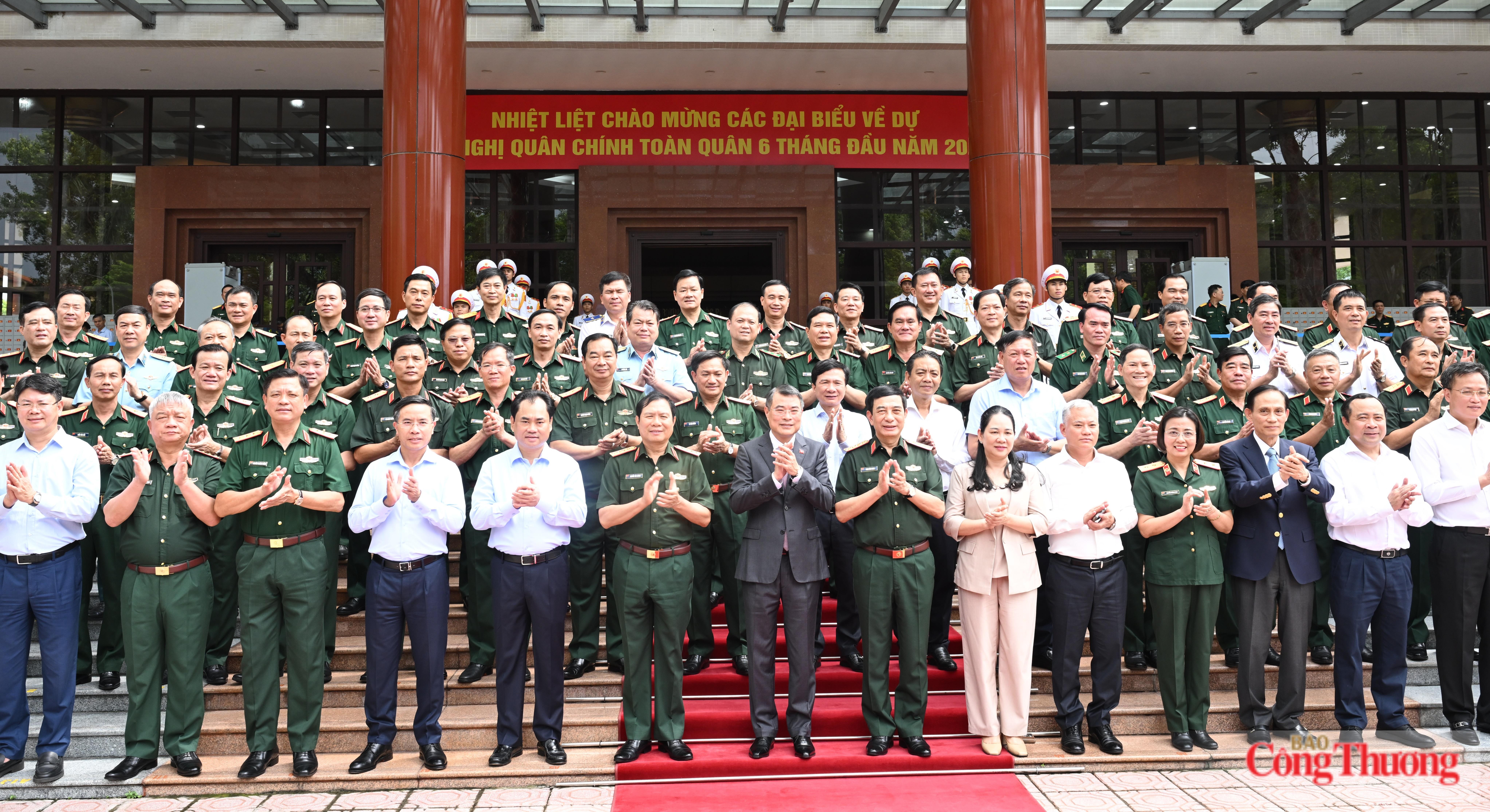 Các đại biểu chụp ảnh cùng Thủ tướng Lê Minh Hưng trong khuôn khổ hội nghị. Ảnh: Nguyên Khánh