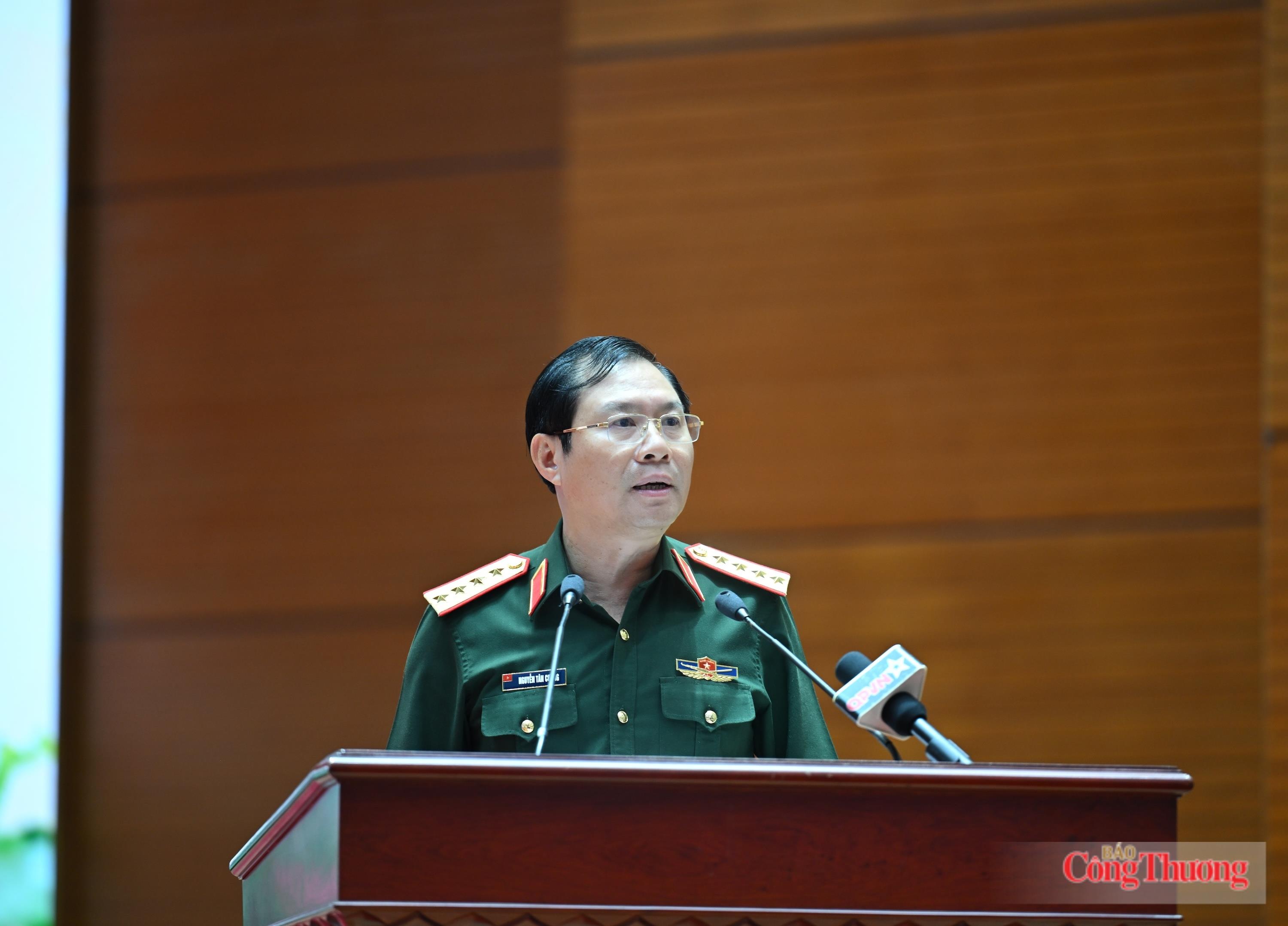 Đại tướng Nguyễn Tân Cương, Ủy viên Ban Chấp hành Trung ương Đảng, Ủy viên Thường vụ Quân ủy Trung ương, Tổng Tham mưu trưởng, Thứ trưởng Bộ Quốc phòng phát biểu tại hội nghị. Ảnh: Nguyên Khánh