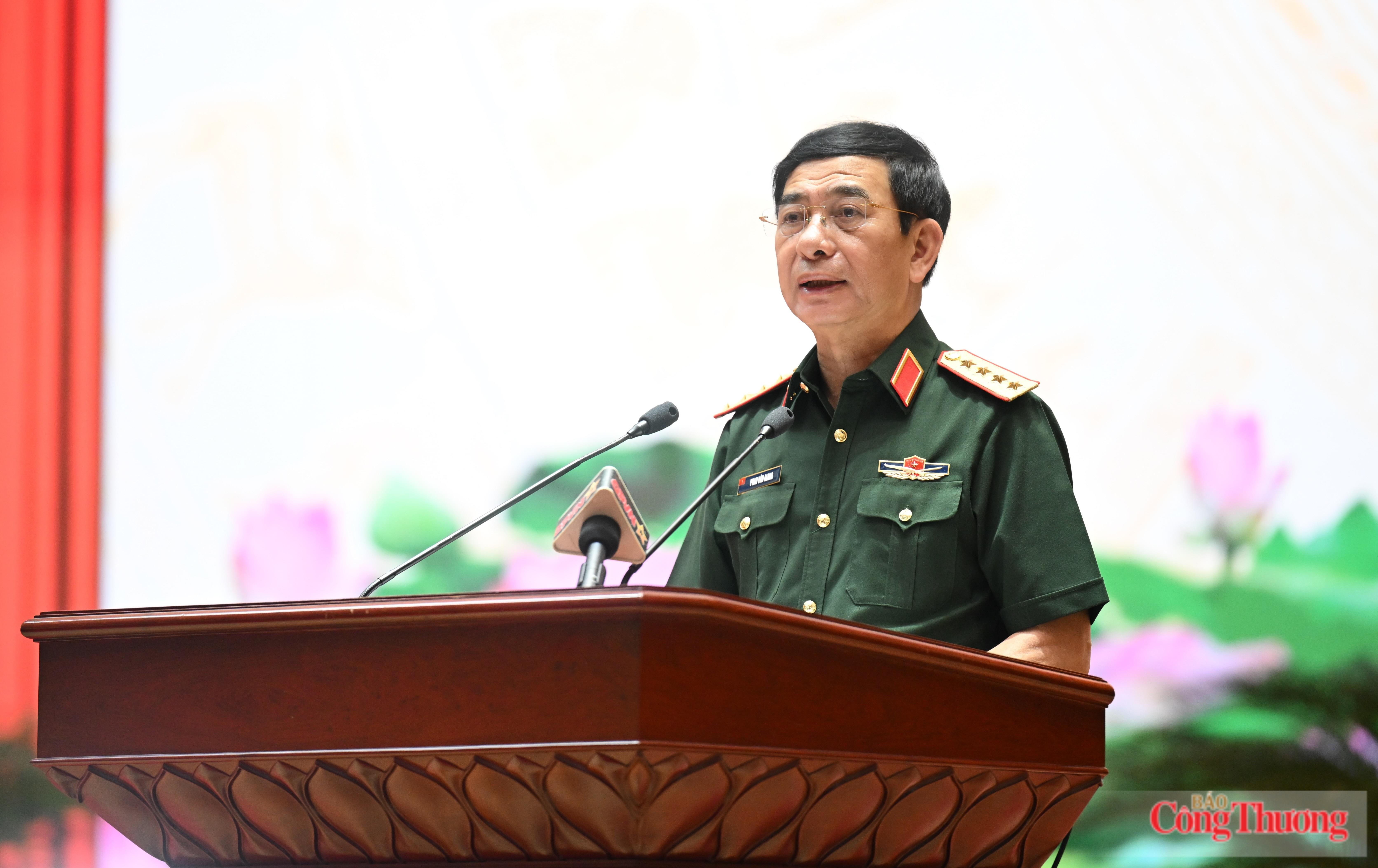 Đại tướng Phan Văn Giang, Ủy viên Bộ Chính trị, Phó Bí thư Quân ủy Trung ương, Phó Thủ tướng Chính phủ, Bộ trưởng Bộ Quốc phòng chủ trì hội nghị. Ảnh: Nguyên Khánh