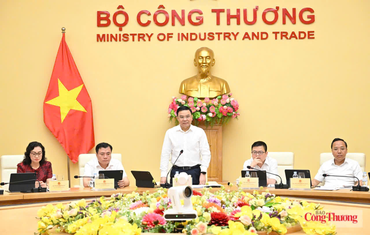 Bí thư Đảng uỷ, Bộ trưởng Bộ Công Thương Lê Mạnh Hùng chủ trì hội nghị. Ảnh: Cấn Dũng