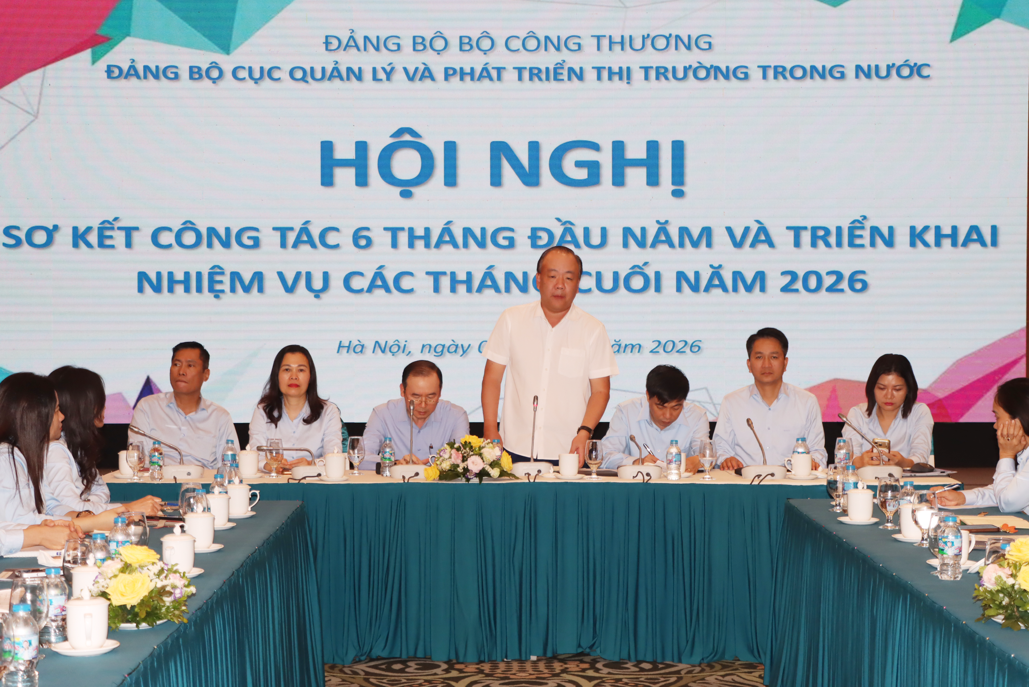 Tăng tốc hoàn thiện thể chế, phát triển mạnh thị trường trong nước