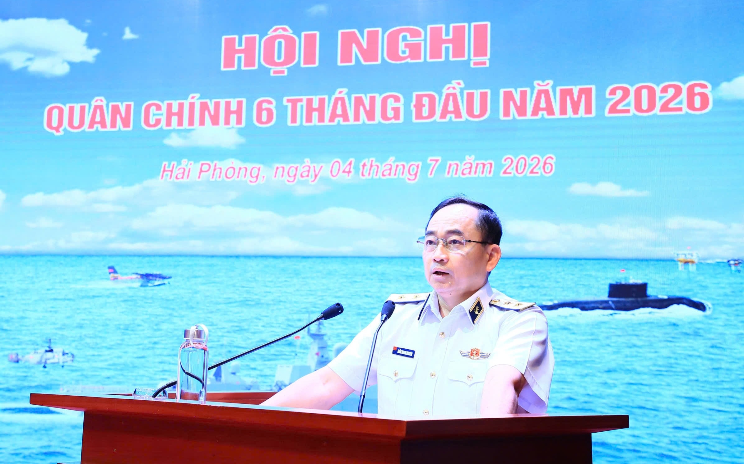 Phó Đô đốc Trần Thanh Nghiêm, Ủy viên Ban Chấp hành Trung ương Đảng, Ủy viên Quân ủy Trung ương, Tư lệnh Hải quân, chủ trì hội nghị. Ảnh: QCHQ