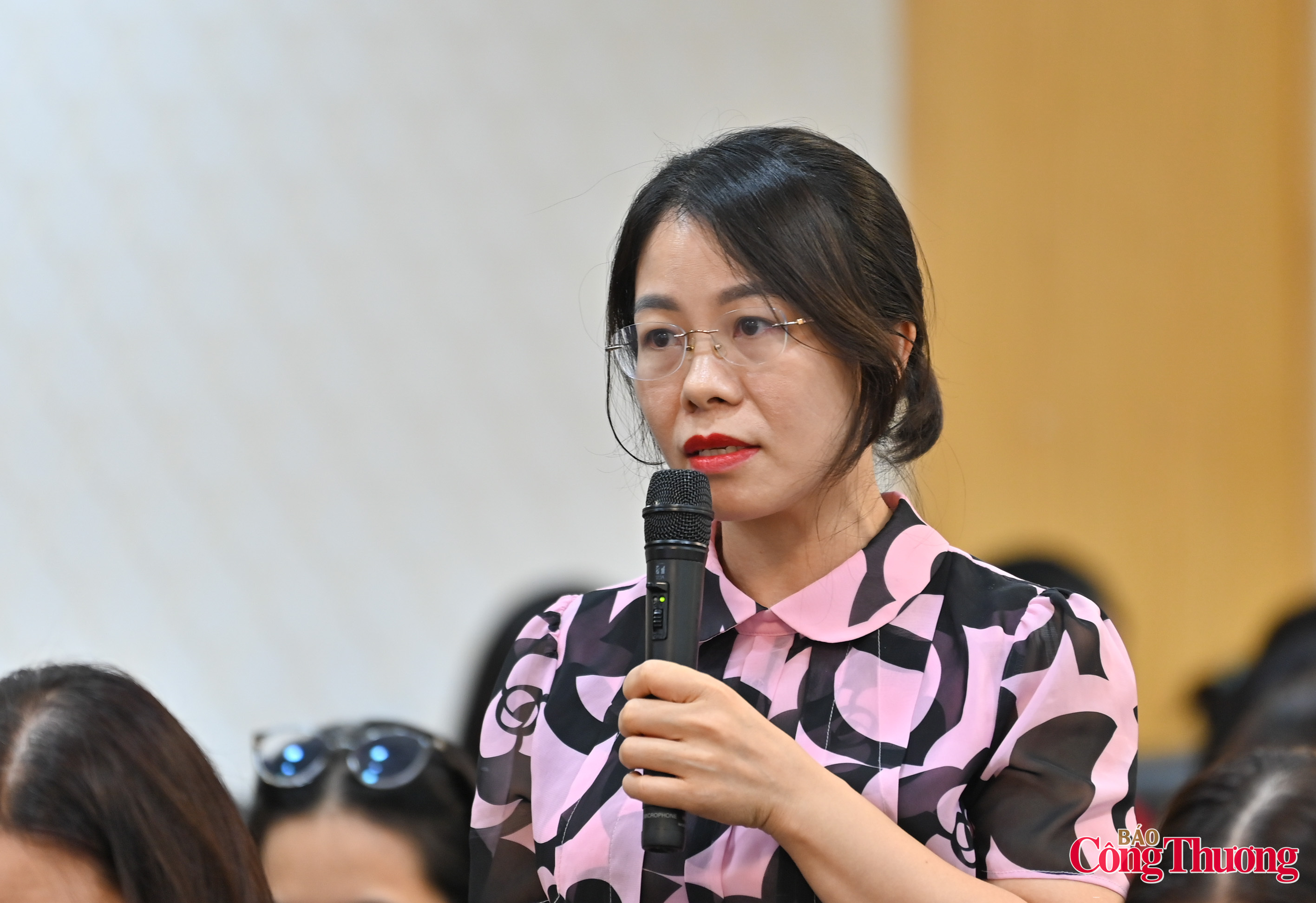 Các nhà báo đặt câu hỏi tới các đơn vị trong Bộ Công Thương.