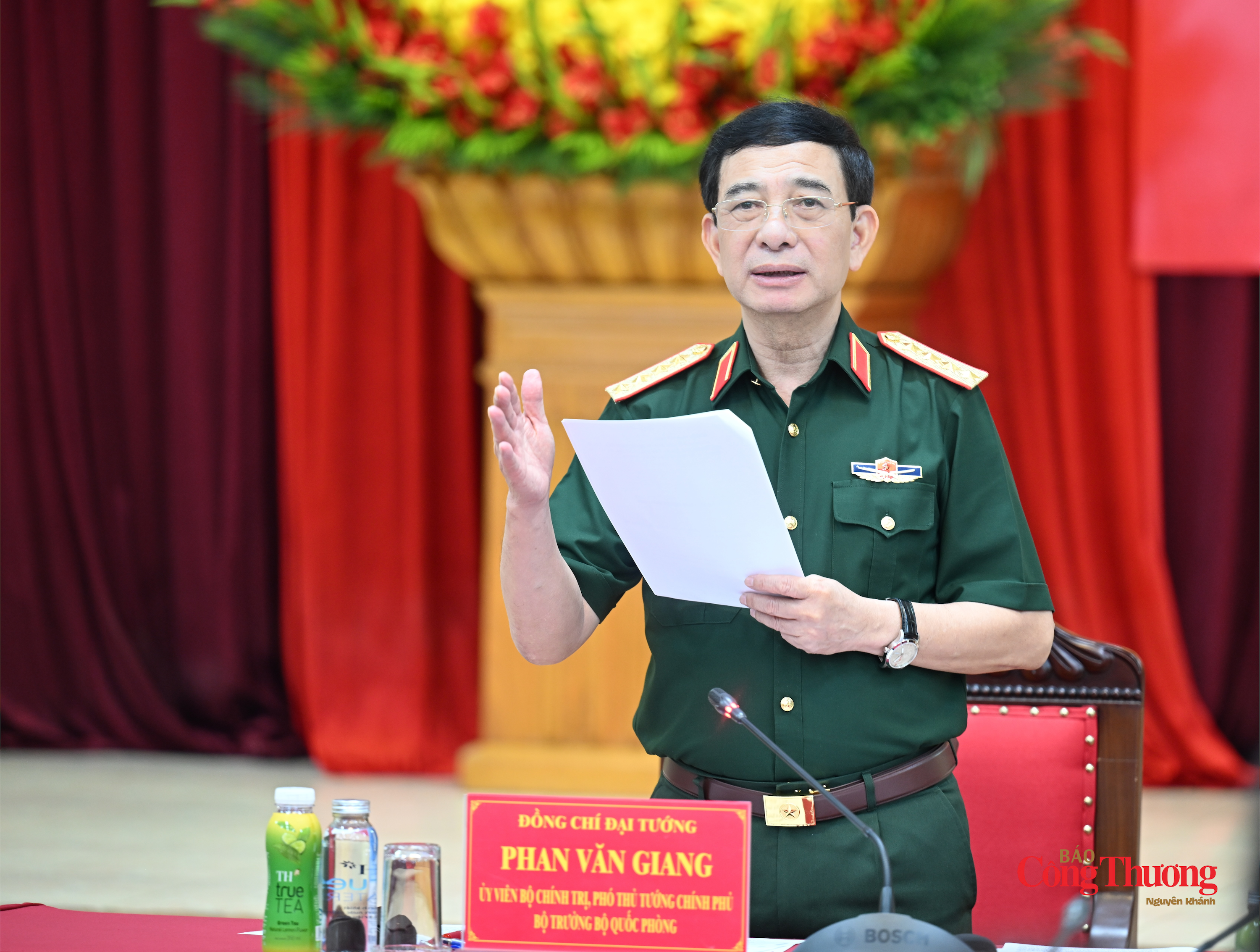 Đại tướng Phan Văn Giang, Ủy viên Bộ Chính trị, Phó Thủ tướng Chính phủ, Bộ trưởng Bộ Quốc phòng phát biểu tại buổi làm việc.