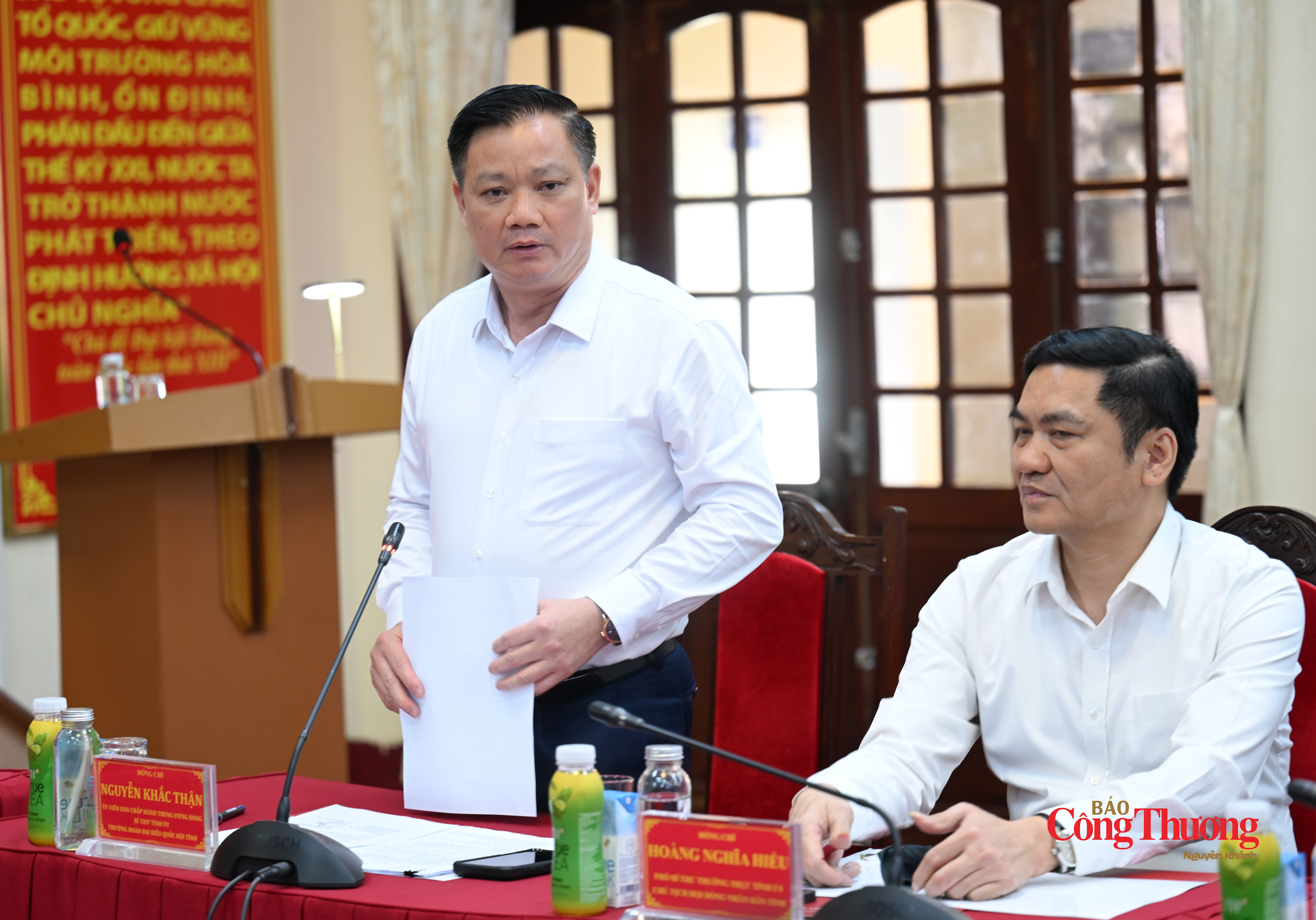 Ông Nguyễn Khắc Thận, Bí thư Tỉnh uỷ Nghệ An báo cáo tại buổi làm việc.
