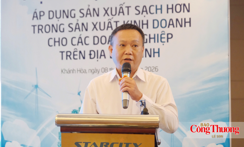 Ông Lê Quốc Đạt, Phó Giám đốc Trung tâm Xúc tiến đầu tư, thương mại và du lịch tỉnh Khánh Hòa phát biểu khai mạc hội nghị.