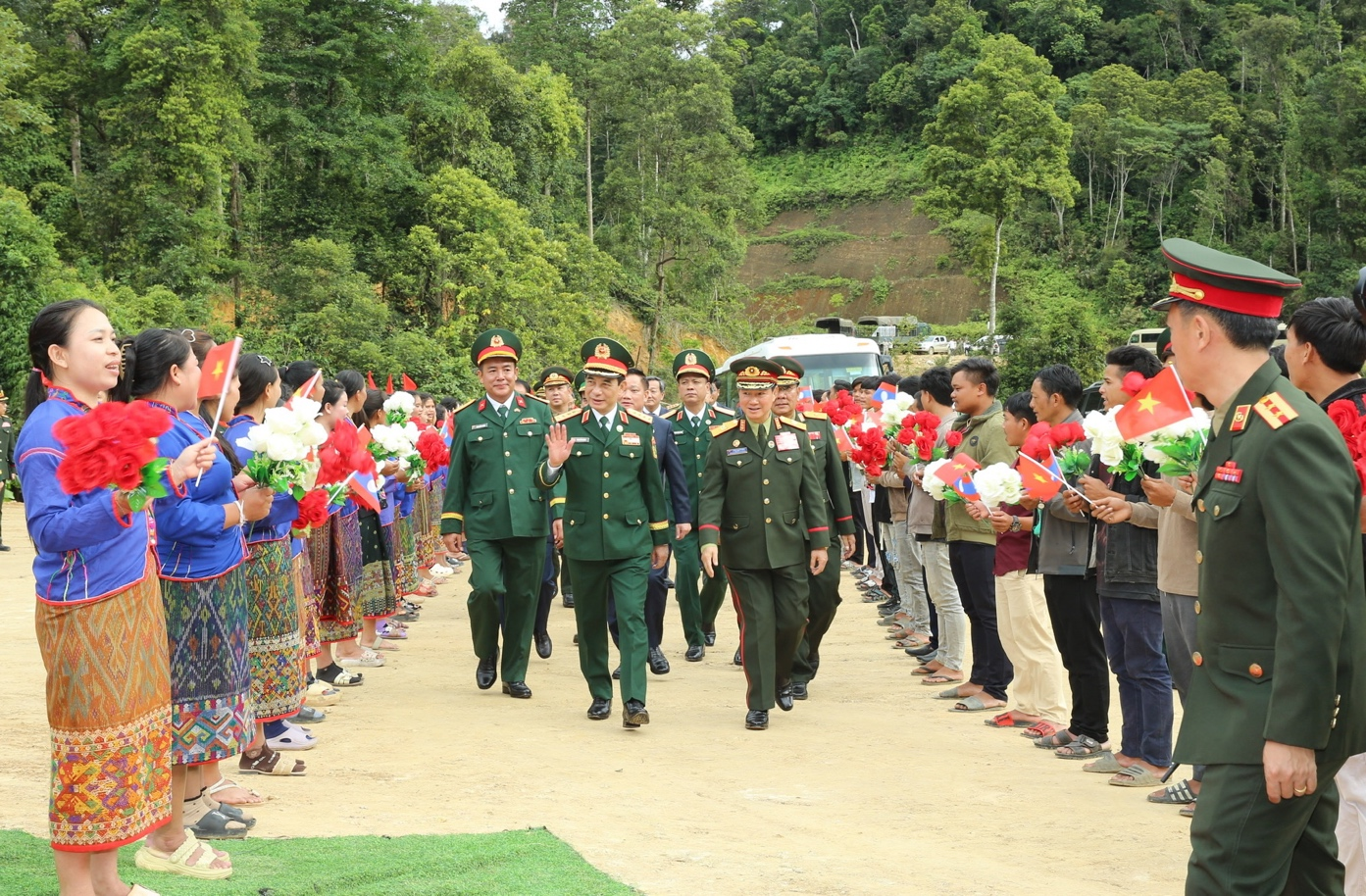 Đại tướng Phan Văn Giang, Ủy viên Bộ Chính trị, Phó Thủ tướng Chính phủ, Bộ trưởng Bộ Quốc phòng và Đại tướng Khăm-liêng Ụ-tha-cay-xỏn, Ủy viên Bộ Chính trị Đảng Nhân dân Cách mạng Lào, Phó Thủ tướng Chính phủ, Bộ trưởng Bộ Quốc phòng Lào tại lễ khởi công. Ảnh: THQP