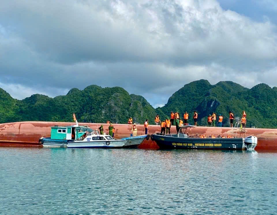 Quảng Ninh: Lật tàu tại Bản Sen, 2 người mất tích