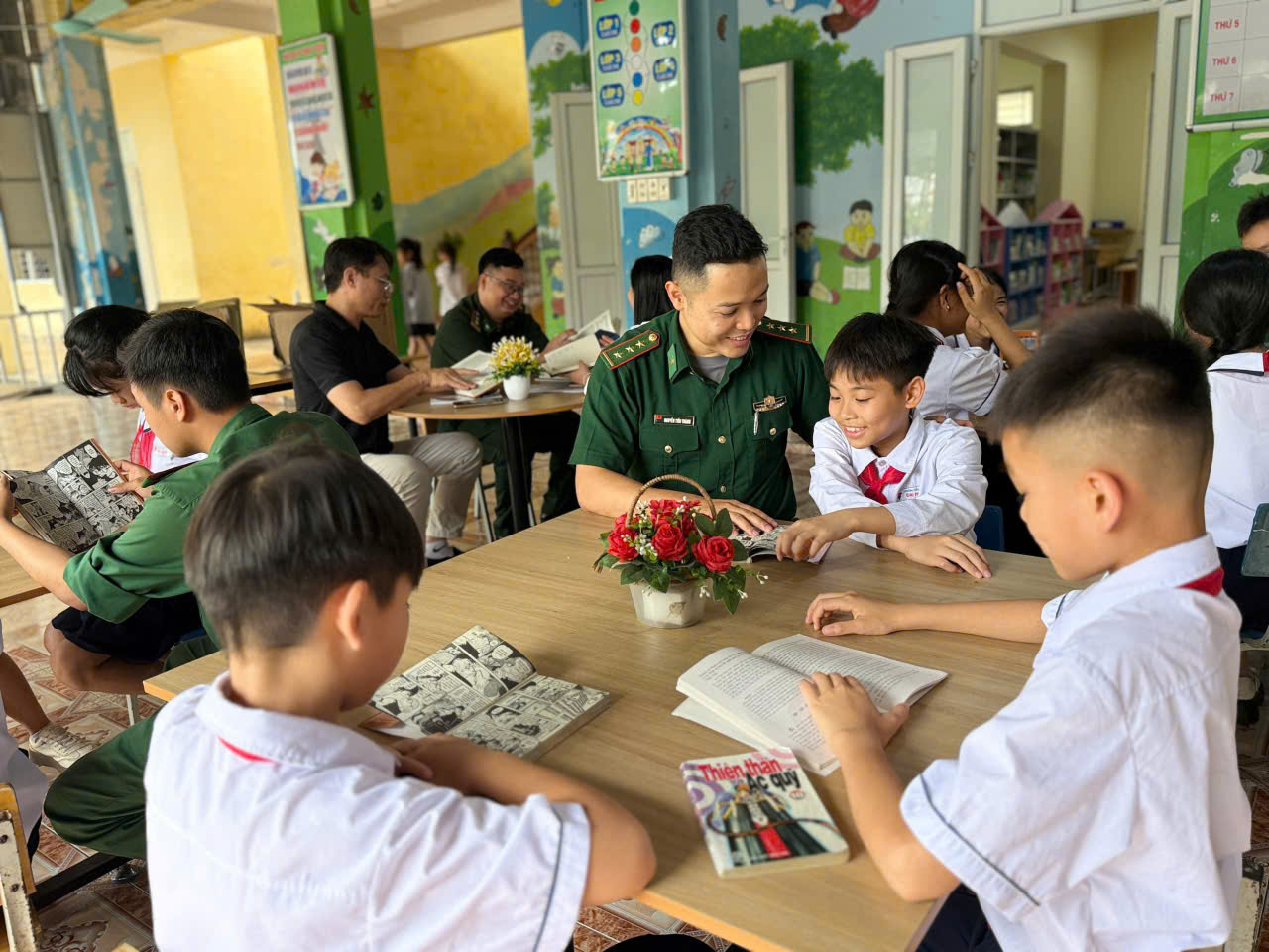 Tủ sách biên phòng gieo mầm văn hóa đọc cho học sinh vùng biên