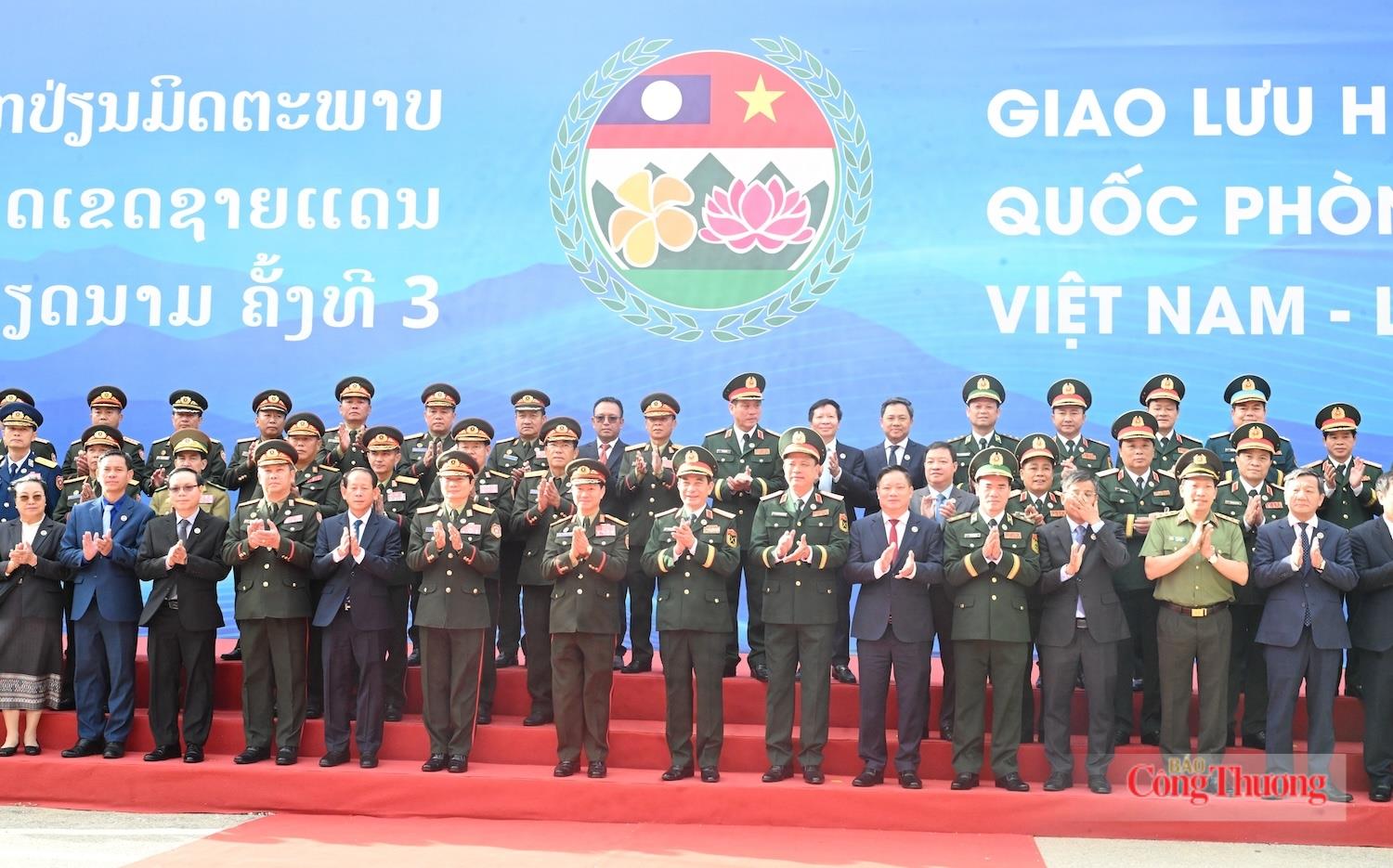 Thắm tình hữu nghị hai nước tại Cửa khẩu Thanh Thủy, Nghệ An. Ảnh: Nguyên Khánh