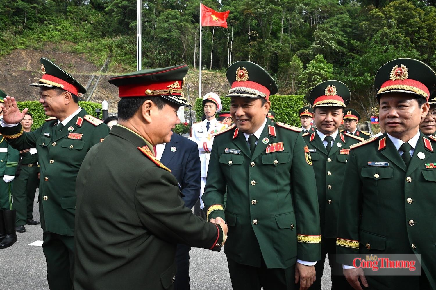 Thượng tướng Phùng Sỹ Tấn, Phó Tổng Tham mưu trưởng Quân đội nhân dân Việt Nam chào đón Đại tướng Khăm Liêng - Ụ Thạ Cay Sỏn cùng đoàn sang tham gia chương trình giao lưu. Ảnh: Nguyên Khánh