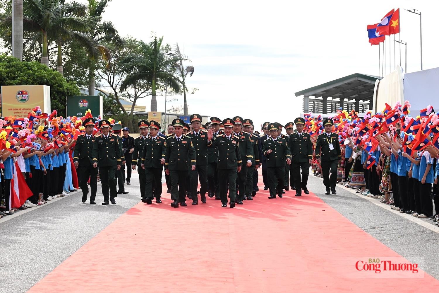 Đại tướng Phan Văn Giang, Ủy viên Bộ Chính trị, Phó Bí thư Quân ủy Trung ương, Phó Thủ tướng Chính phủ, Bộ trưởng Bộ Quốc phòng Việt Nam cùng đoàn đón Đại tướng Khăm Liêng - Ụ Thạ Cay Sỏn và đoàn đại biểu Lào.