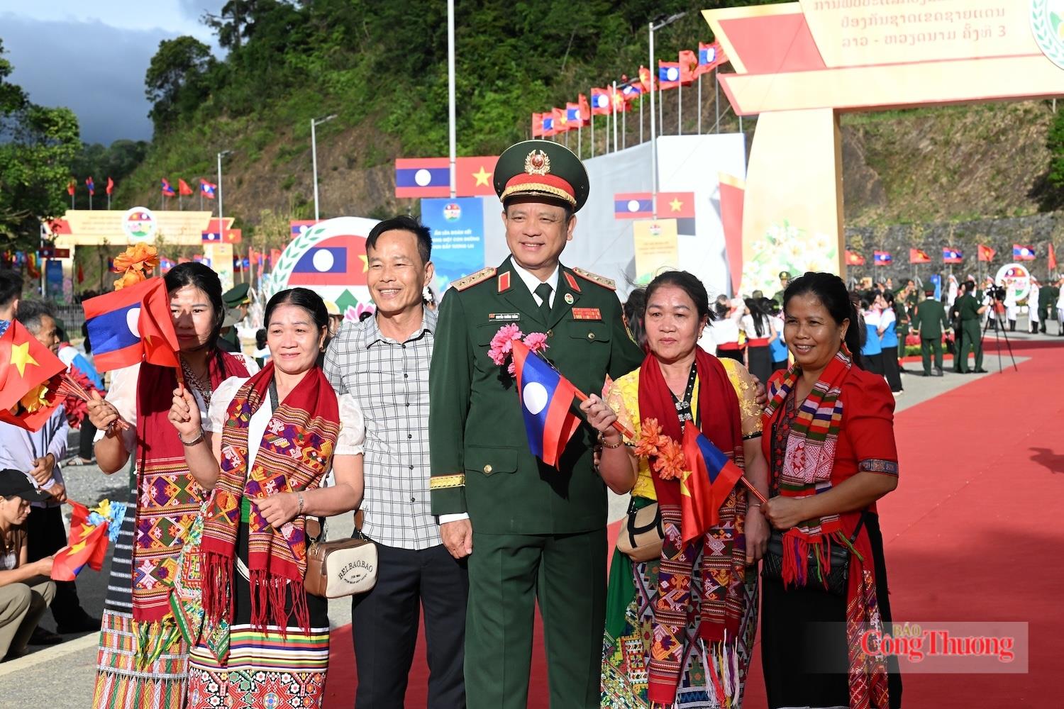 Thượng tướng Nguyễn Trường Thắng, Ủy viên Ban Chấp hành Trung ương Đảng, Ủy viên Thường vụ Quân ủy Trung ương, Thứ trưởng Bộ Quốc phòng cùng nhân dân tỉnh Nghệ An. Ảnh: Nguyên Khánh