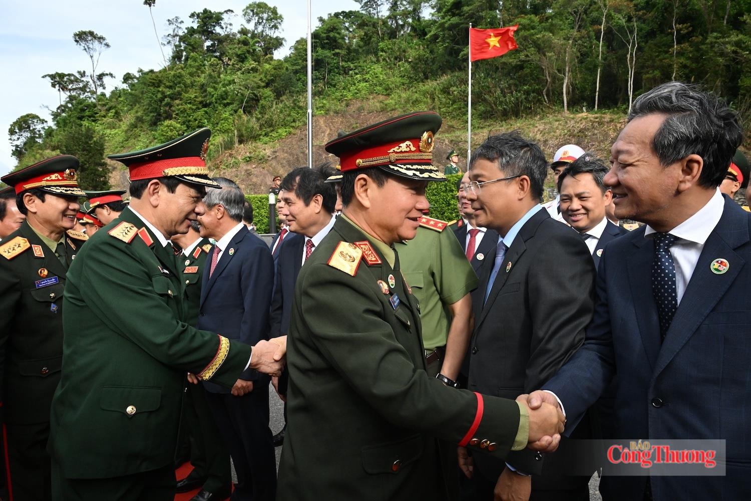 Các đại biểu chào đón hai Phó Thủ tướng, Bộ trưởng Bộ Quốc phòng hai nước Việt Nam - Lào. Ảnh: Nguyên Khánh