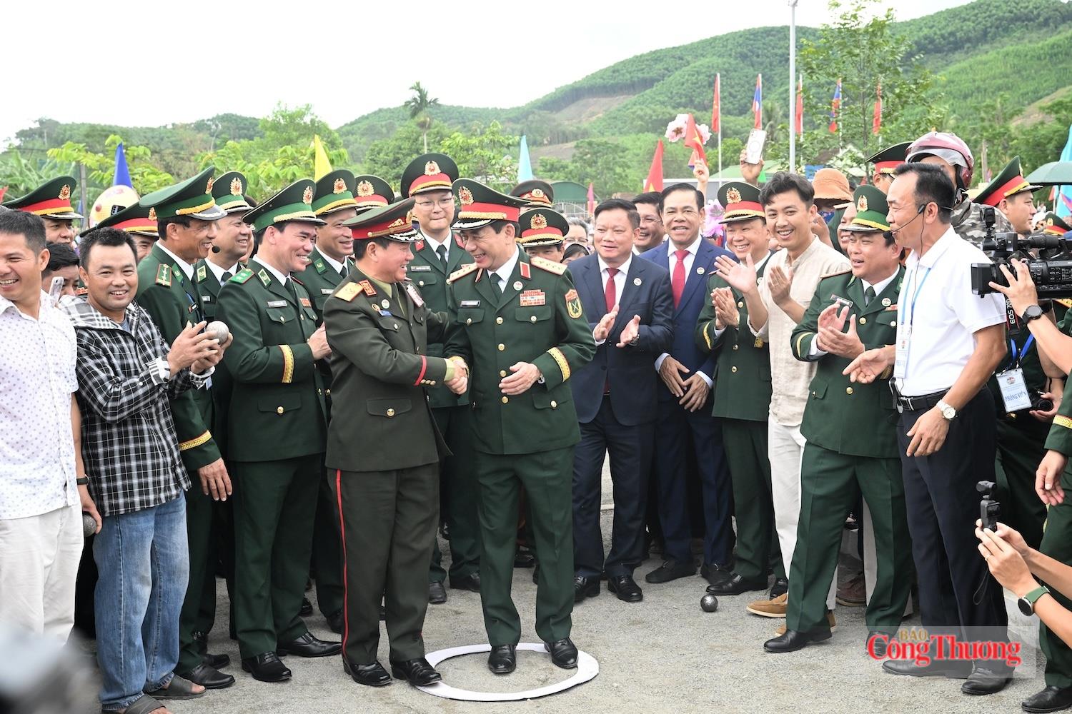 Hai Đại tướng chia sẻ niềm vui anh em Việt Nam - Lào, son sắt, nghĩa tình, bền chặt. Ảnh: Nguyên Khánh