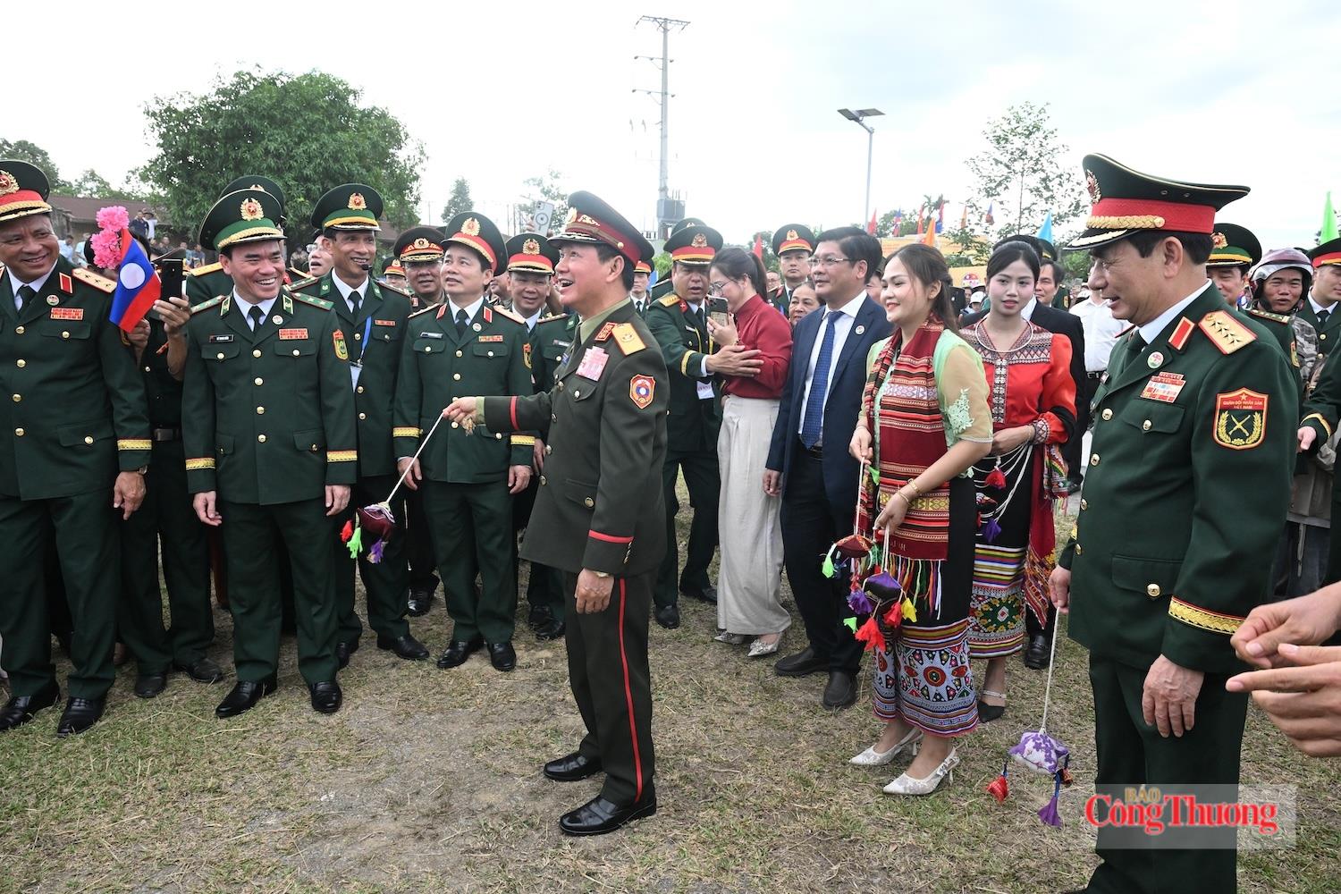 Các đại biểu tham gia trò chơi ném còn, nét đẹp văn hóa lâu đời của đồng bào dân tộc Thái ở Nghệ An. Ảnh: Nguyên Khánh