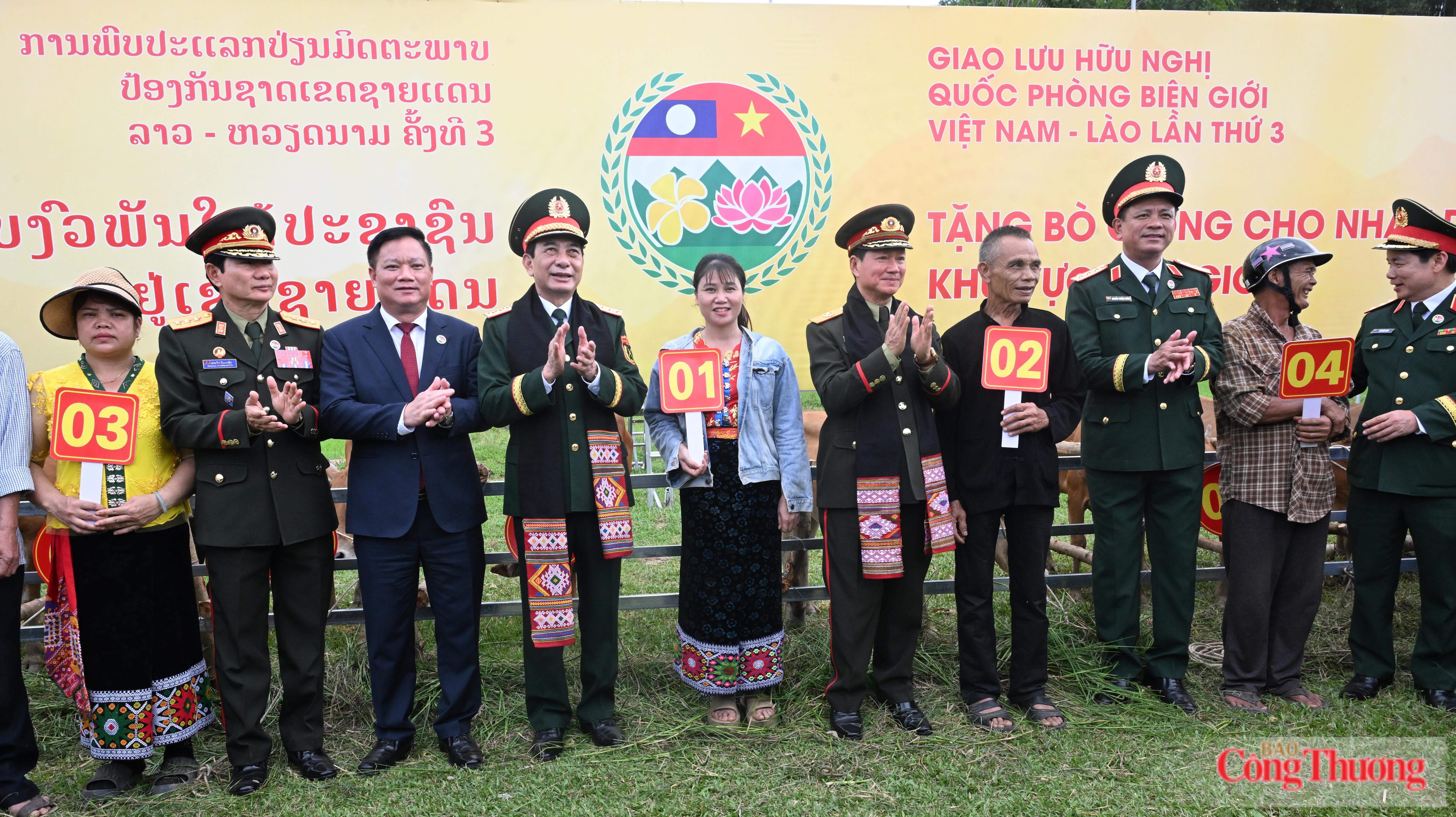 Tại khuôn viên Nhà văn hóa thôn Thủy Phong, hai Bộ trưởng đã trao tặng những con bò giống khỏe mạnh cho các hộ gia đình có hoàn cảnh khó khăn ở khu vực biên giới xã Kim Bảng và xã Sơn Lâm. Ảnh: Nguyên Khánh