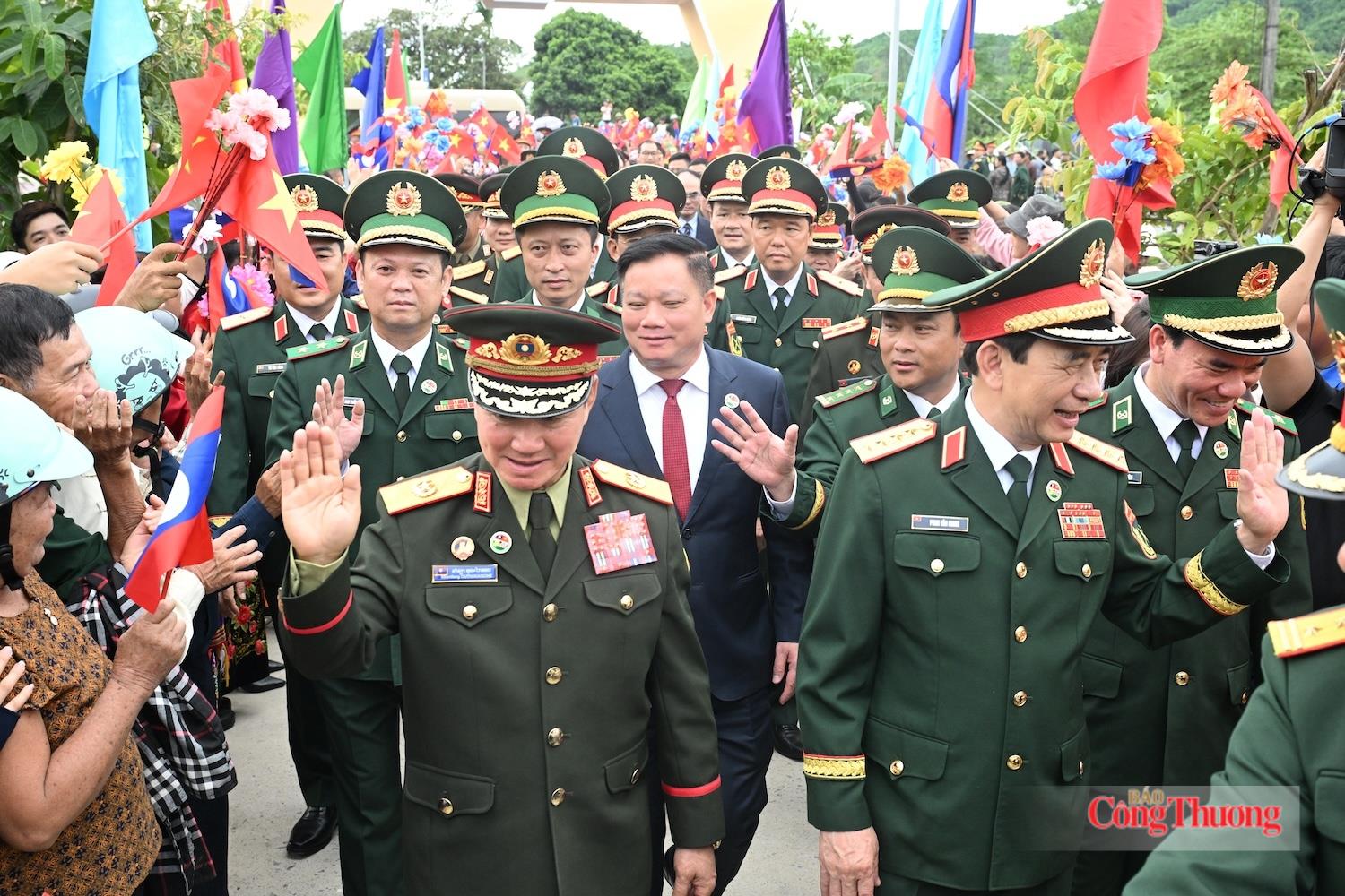 Đại tướng Phan Văn Giang và Đại tướng Khăm Liêng - U Thạ Cay Sỏn cùng đoàn đại biểu cấp cao Bộ Quốc phòng hai nước đến dự lễ sơ kết kết nghĩa cụm dân cư hai bên biên giới giữa thôn Thủy Phong, xã Kim Bảng, tỉnh Nghệ An (Việt Nam) và bản Xốp Tờng, xã Nặm On, huyện Xay-chăm-phon, tỉnh Bo-ly-khăm-xay, Lào. Ảnh: Nguyên Khánh