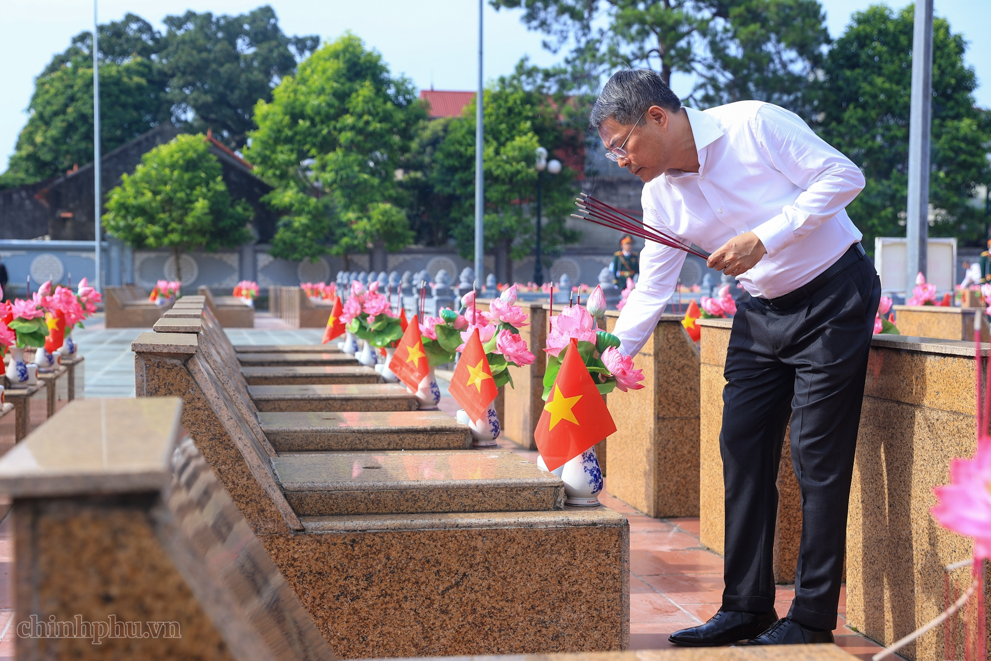 Thủ tướng dâng hương tưởng niệm các Anh hùng liệt sĩ và tặng quà người có công tại Lạng Sơn - 4