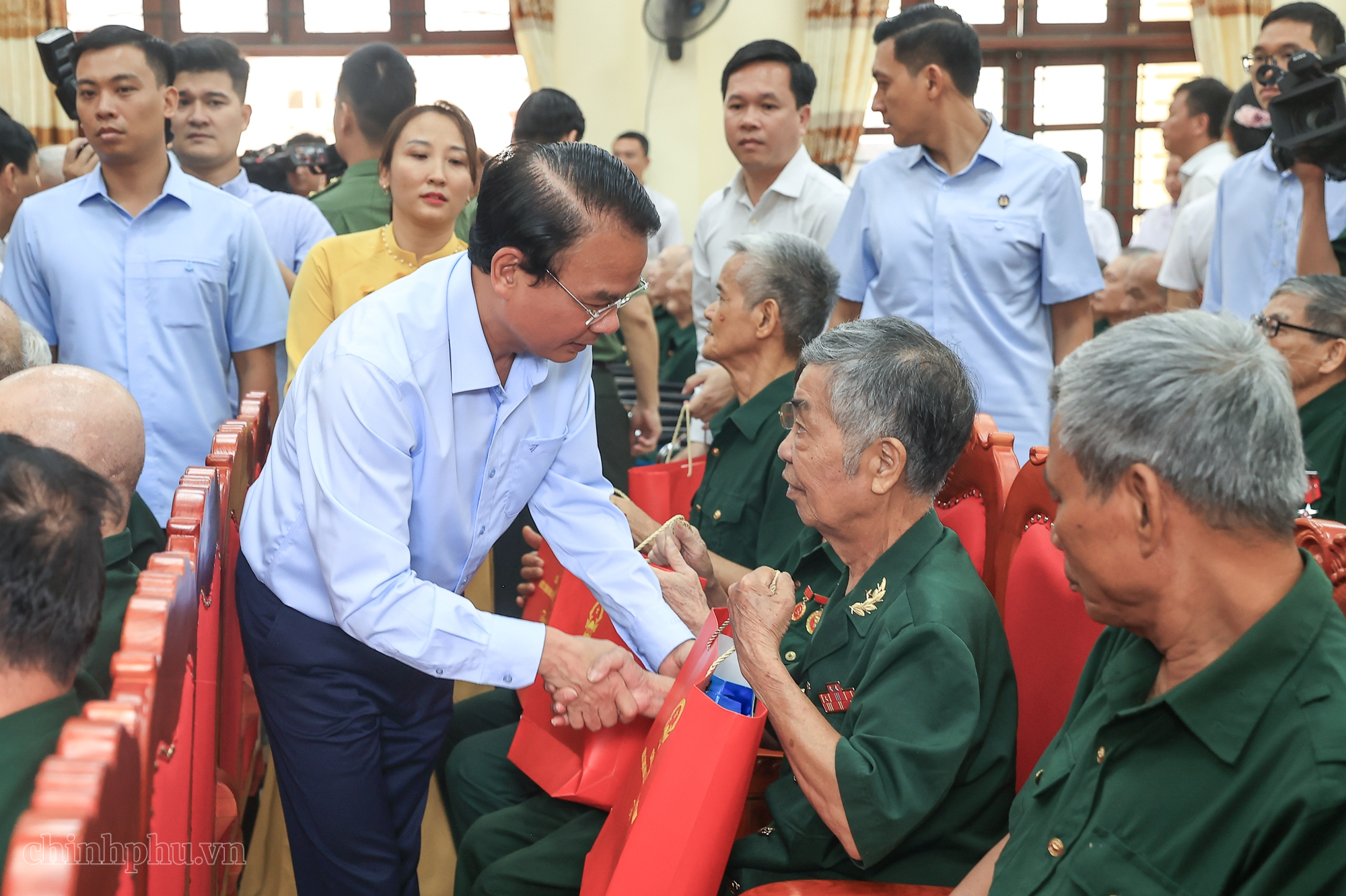 Bộ trưởng, Chủ nhiệm Văn phòng Chính phủ Đặng Xuân Phong tặng quà các thương binh, bệnh binh - Ảnh: VGP/Nhật Bắc