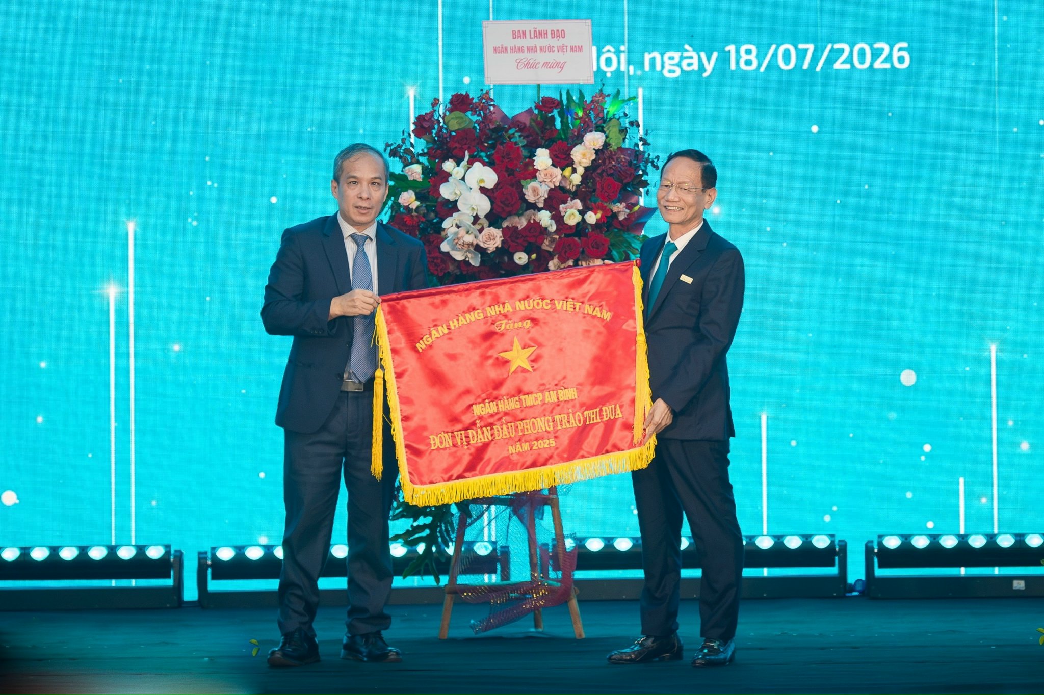 ABBank nhận Cờ thi đua, ghi nhận nỗ lực đổi mới và phát triển bền vững