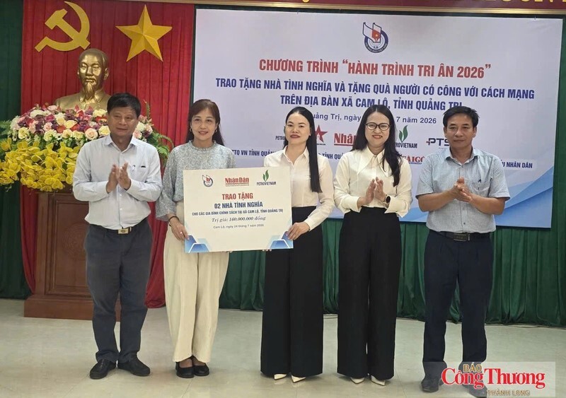 Đại diện Tập đoàn Công nghiệp - Năng lượng Quốc gia Việt Nam và Hội Nhà báo Việt Nam trao biển tượng trưng 02 căn nhà tình nghĩa cho xã Cam Lộ, tỉnh Quảng Trị.